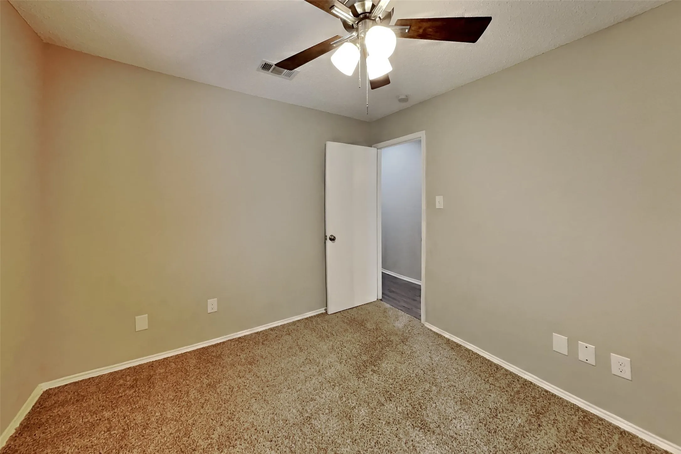 Single Family Residence For Rent in Tarrant County , 819 Trevor Way, Arlington, Texas 76001, 3 Bedroom, 2 Bathroom, 2 Garage spaces, 1,428 Sqft, built in 1986, mls#21373060, Real Estate Agent in Arlington, Homes For Rent in Tarrant county, Homes For Rent in Arlington, Realtor in Arlington Texas, Real Estate Brokerage Independent Realty Texas, Luminita Cordes Realtor