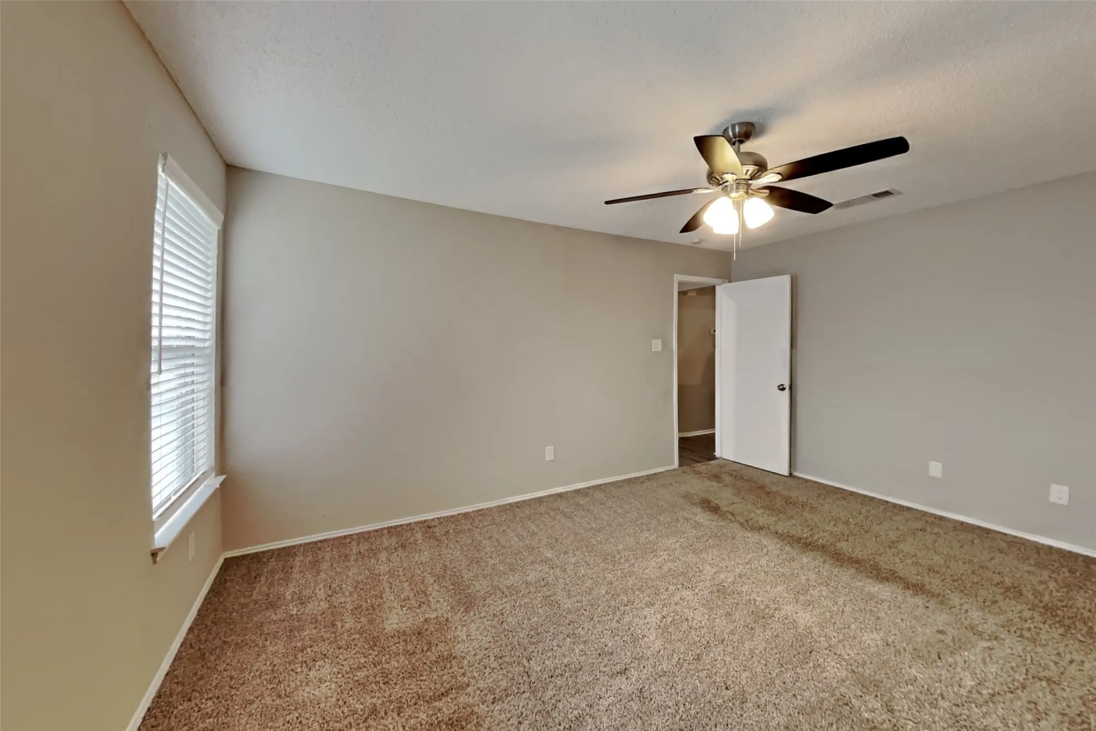 Single Family Residence For Rent in Tarrant County , 819 Trevor Way, Arlington, Texas 76001, 3 Bedroom, 2 Bathroom, 2 Garage spaces, 1,428 Sqft, built in 1986, mls#21373060, Real Estate Agent in Arlington, Homes For Rent in Tarrant county, Homes For Rent in Arlington, Realtor in Arlington Texas, Real Estate Brokerage Independent Realty Texas, Luminita Cordes Realtor