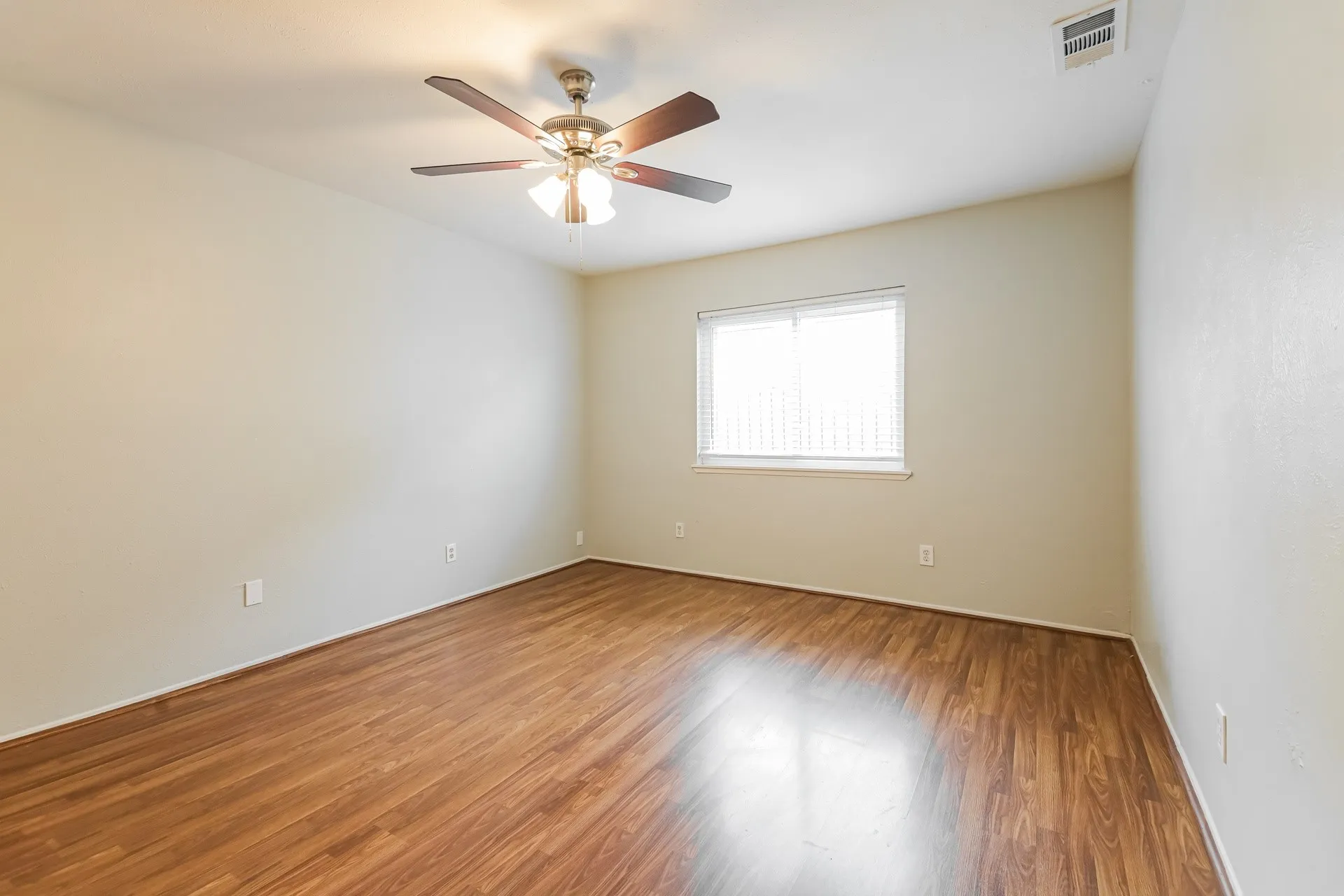 Single Family Residence For Rent in Denton County , 3464 Livingston Lane, Carrollton, Texas 75007, 4 Bedroom, 2 Bathroom, 2 Garage spaces, 2,122 Sqft, built in 1978, mls#21373064, Real Estate Agent in Carrollton, Homes For Rent in Denton county, Homes For Rent in Carrollton, Realtor in Carrollton Texas, Real Estate Brokerage Independent Realty Texas, Luminita Cordes Realtor
