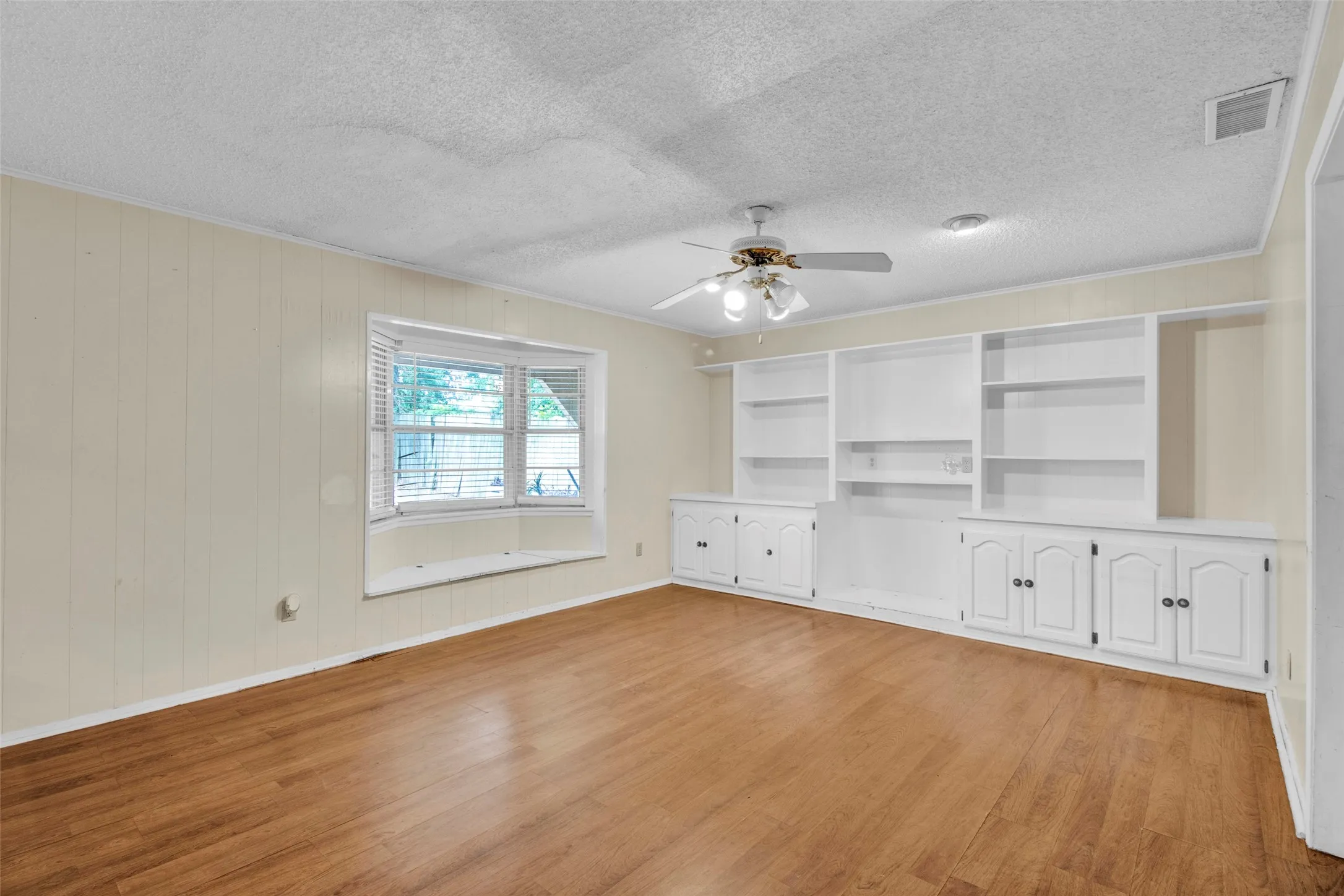 Single Family Residence For Sale in Smith County , 3572 State Highway 110 N, Tyler, Texas 75704, 5 Bedroom, 3 Bathroom, Garage spaces, 2,436 Sqft, built in 1955, mls#21373054, Real Estate Agent in Tyler, Homes For Sale in Smith county, Homes For Sale in Tyler, Realtor in Tyler Texas, Real Estate Brokerage Independent Realty Texas, Luminita Cordes Realtor