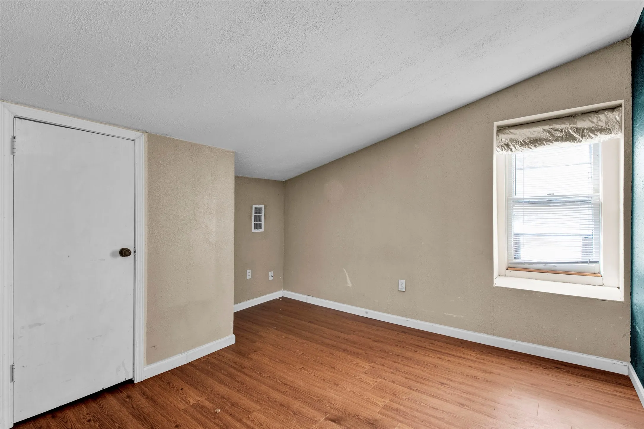 Single Family Residence For Sale in Smith County , 3572 State Highway 110 N, Tyler, Texas 75704, 5 Bedroom, 3 Bathroom, Garage spaces, 2,436 Sqft, built in 1955, mls#21373054, Real Estate Agent in Tyler, Homes For Sale in Smith county, Homes For Sale in Tyler, Realtor in Tyler Texas, Real Estate Brokerage Independent Realty Texas, Luminita Cordes Realtor
