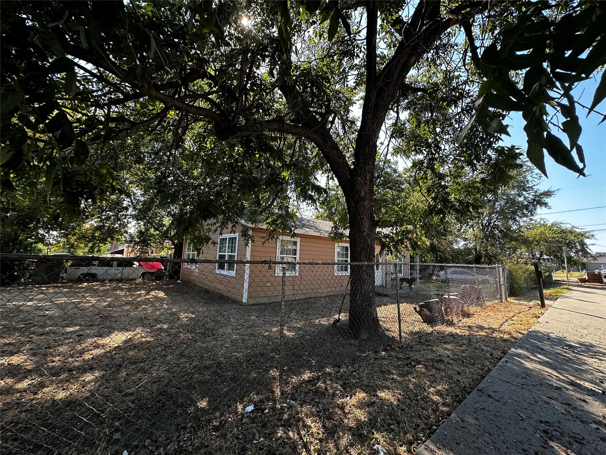 Single Family Residence For Sale in Tarrant County , 1400 E Cantey, Fort Worth, Texas 76104, 2 Bedroom, 1 Bathroom, Garage spaces, 1,026 Sqft, built in 1966, mls#21373067, Real Estate Agent in Fort Worth, Homes For Sale in Tarrant county, Homes For Sale in Fort Worth, Realtor in Fort Worth Texas, Real Estate Brokerage Independent Realty Texas, Luminita Cordes Realtor
