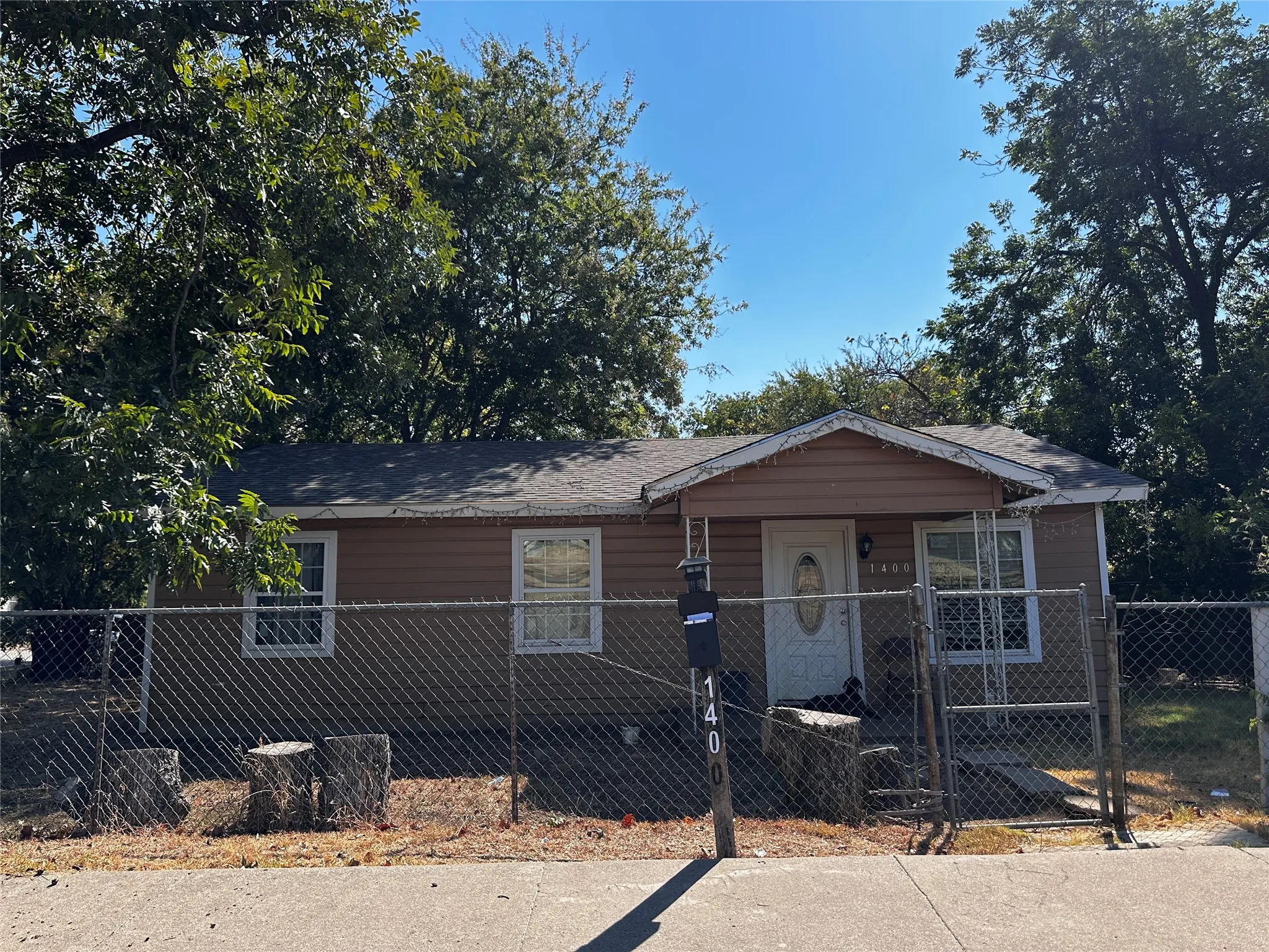 Single Family Residence For Sale in Tarrant County , 1400 E Cantey, Fort Worth, Texas 76104, 2 Bedroom, 1 Bathroom, Garage spaces, 1,026 Sqft, built in 1966, mls#21373067, Real Estate Agent in Fort Worth, Homes For Sale in Tarrant county, Homes For Sale in Fort Worth, Realtor in Fort Worth Texas, Real Estate Brokerage Independent Realty Texas, Luminita Cordes Realtor