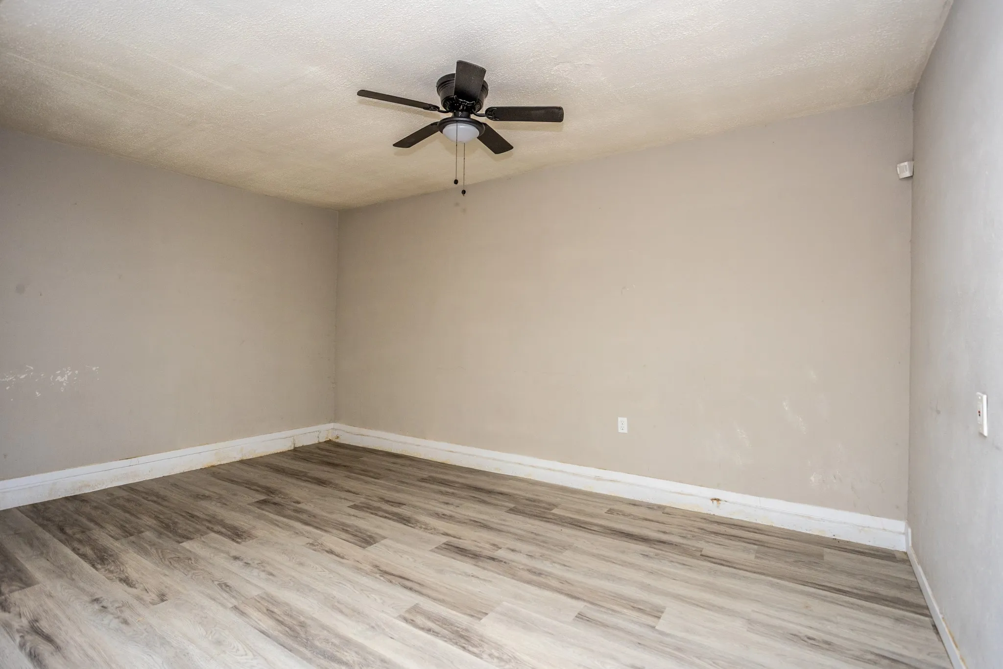 Single Family Residence For Sale in Dallas County , 6528 Wild Honey Drive, Dallas, Texas 75241, 4 Bedroom, 2 Bathroom, Garage spaces, 1,499 Sqft, built in 1970, mls#21373061, Real Estate Agent in Dallas, Homes For Sale in Dallas county, Homes For Sale in Dallas, Realtor in Dallas Texas, Real Estate Brokerage Independent Realty Texas, Luminita Cordes Realtor
