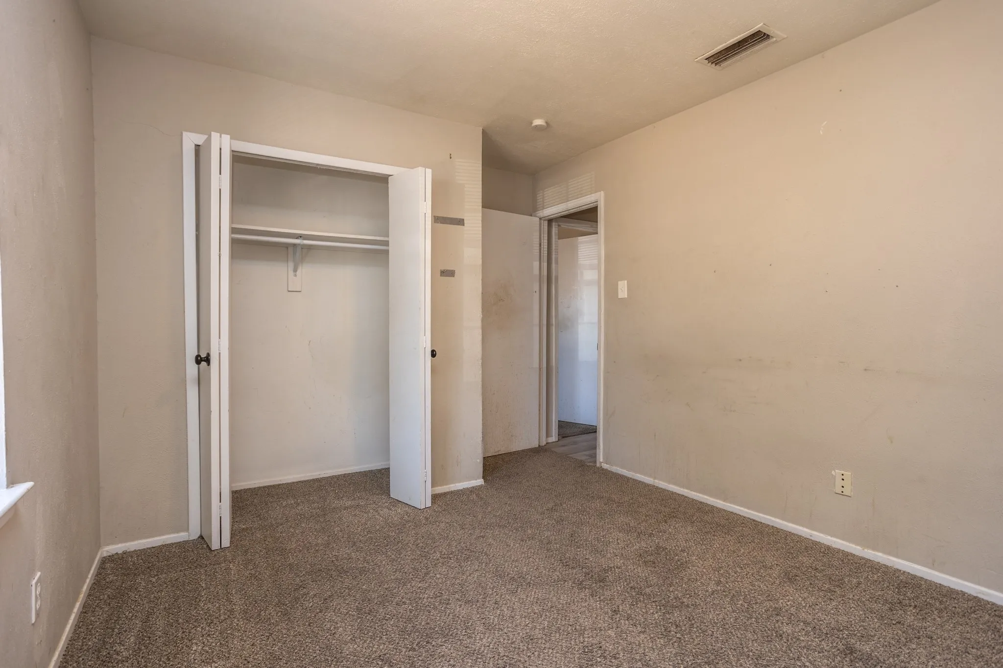 Single Family Residence For Sale in Dallas County , 6528 Wild Honey Drive, Dallas, Texas 75241, 4 Bedroom, 2 Bathroom, Garage spaces, 1,499 Sqft, built in 1970, mls#21373061, Real Estate Agent in Dallas, Homes For Sale in Dallas county, Homes For Sale in Dallas, Realtor in Dallas Texas, Real Estate Brokerage Independent Realty Texas, Luminita Cordes Realtor