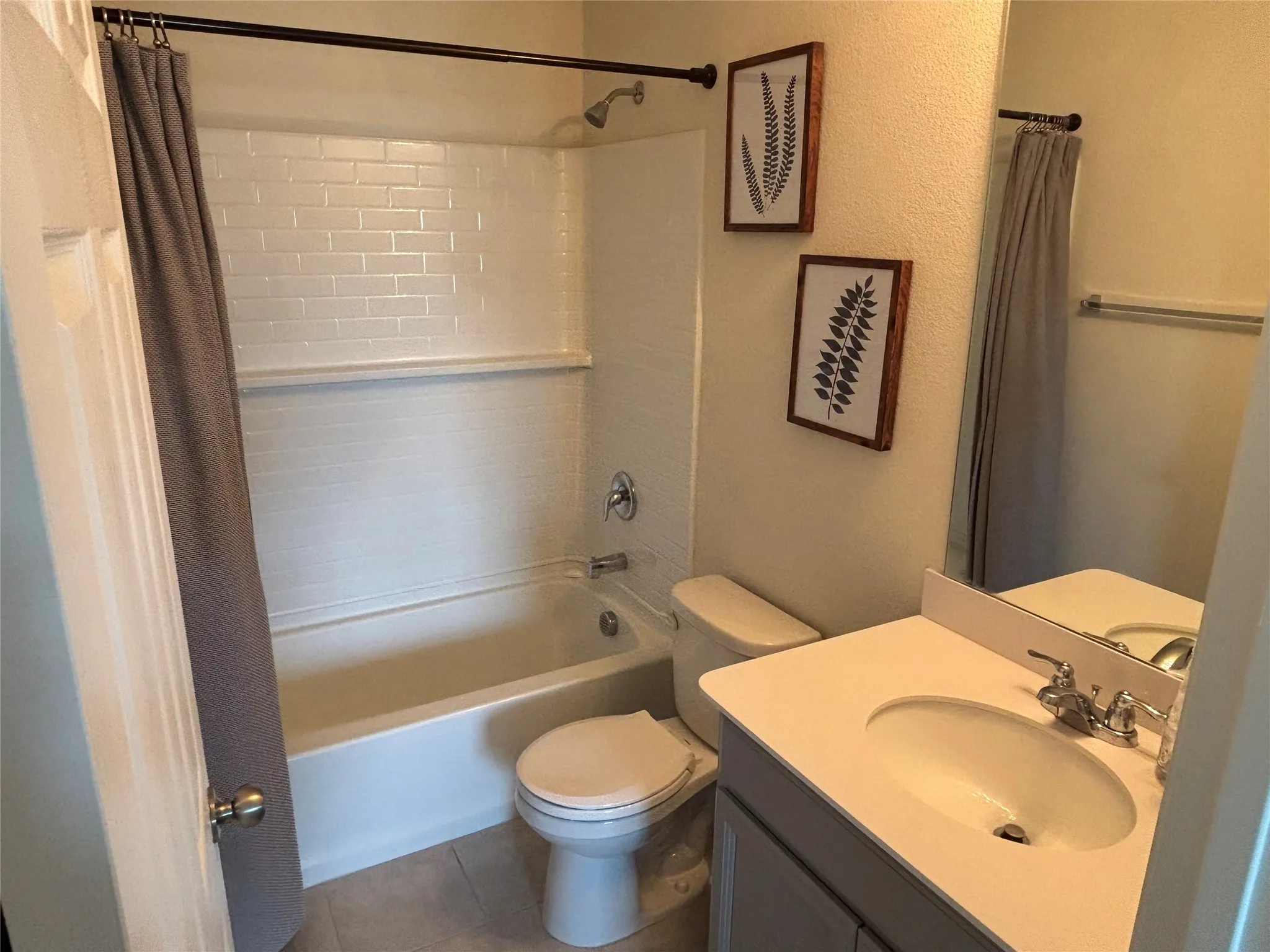 Bathroom featuring shower/tub combo.