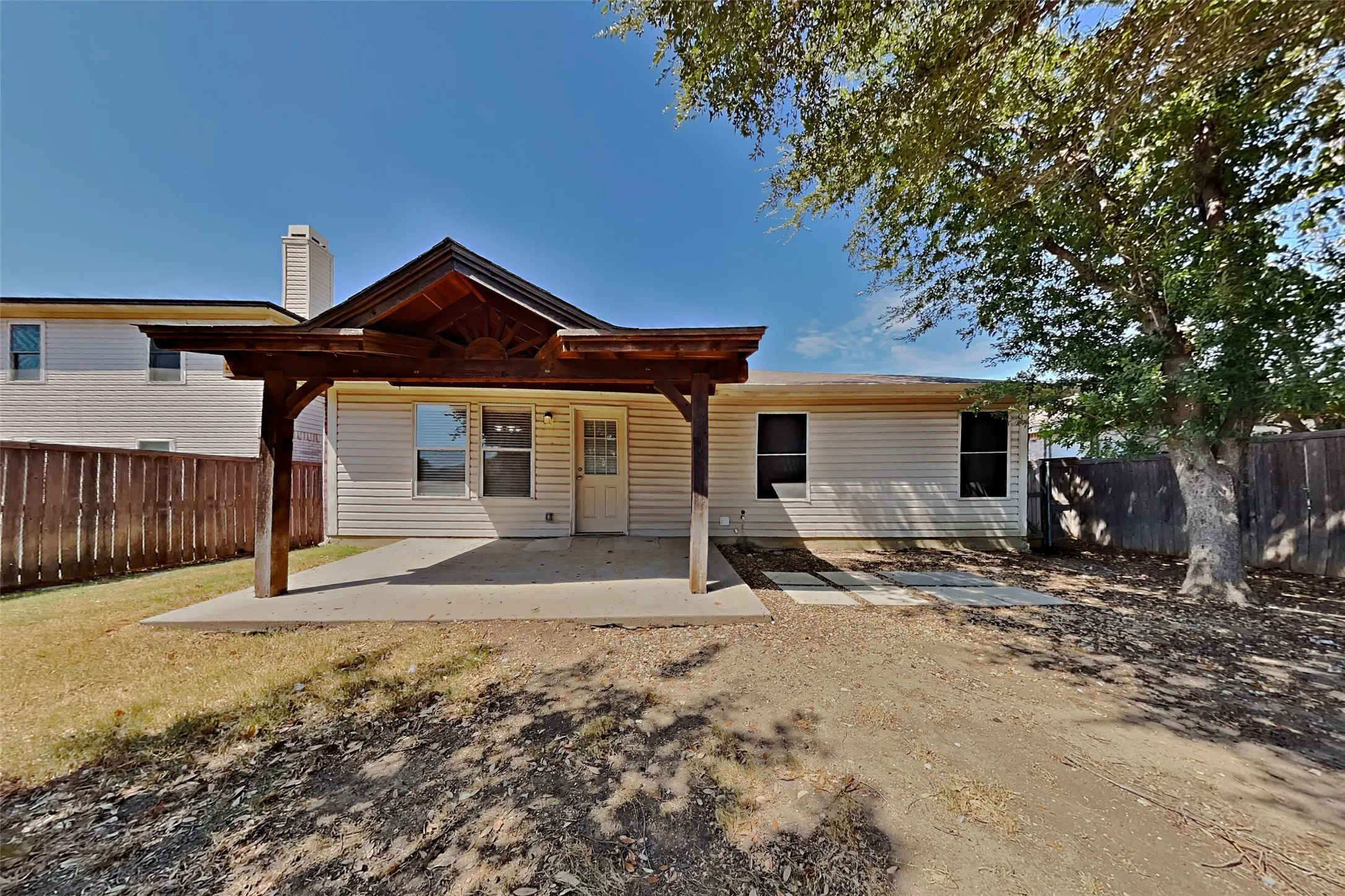 Single Family Residence For Rent in Denton County , 2204 Maple Drive, Little Elm, Texas 75068, 3 Bedroom, 2 Bathroom, 2 Garage spaces, 1,647 Sqft, built in 1999, mls#21373073, Real Estate Agent in Little Elm, Homes For Rent in Denton county, Homes For Rent in Little Elm, Realtor in Little Elm Texas, Real Estate Brokerage Independent Realty Texas, Luminita Cordes Realtor