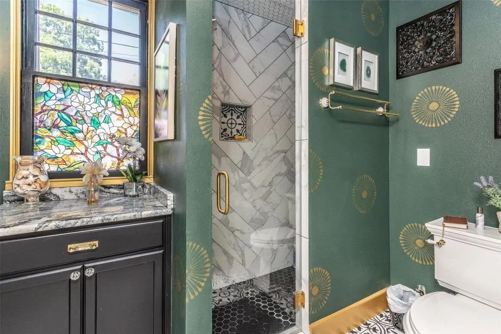 Full Bath w shower