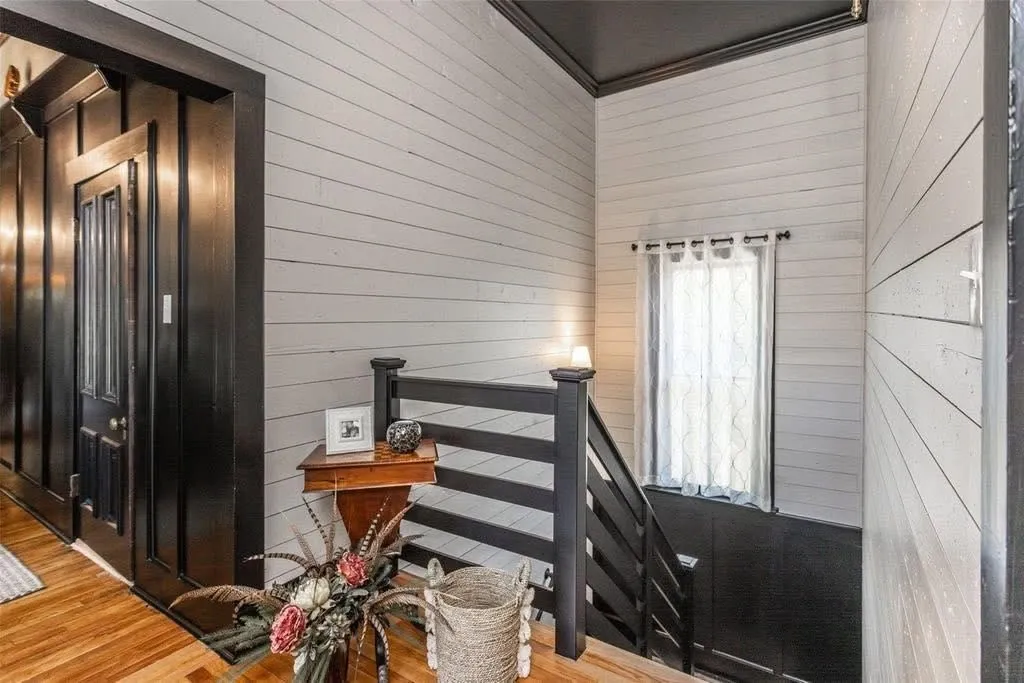 Back stair landing to 2nd level