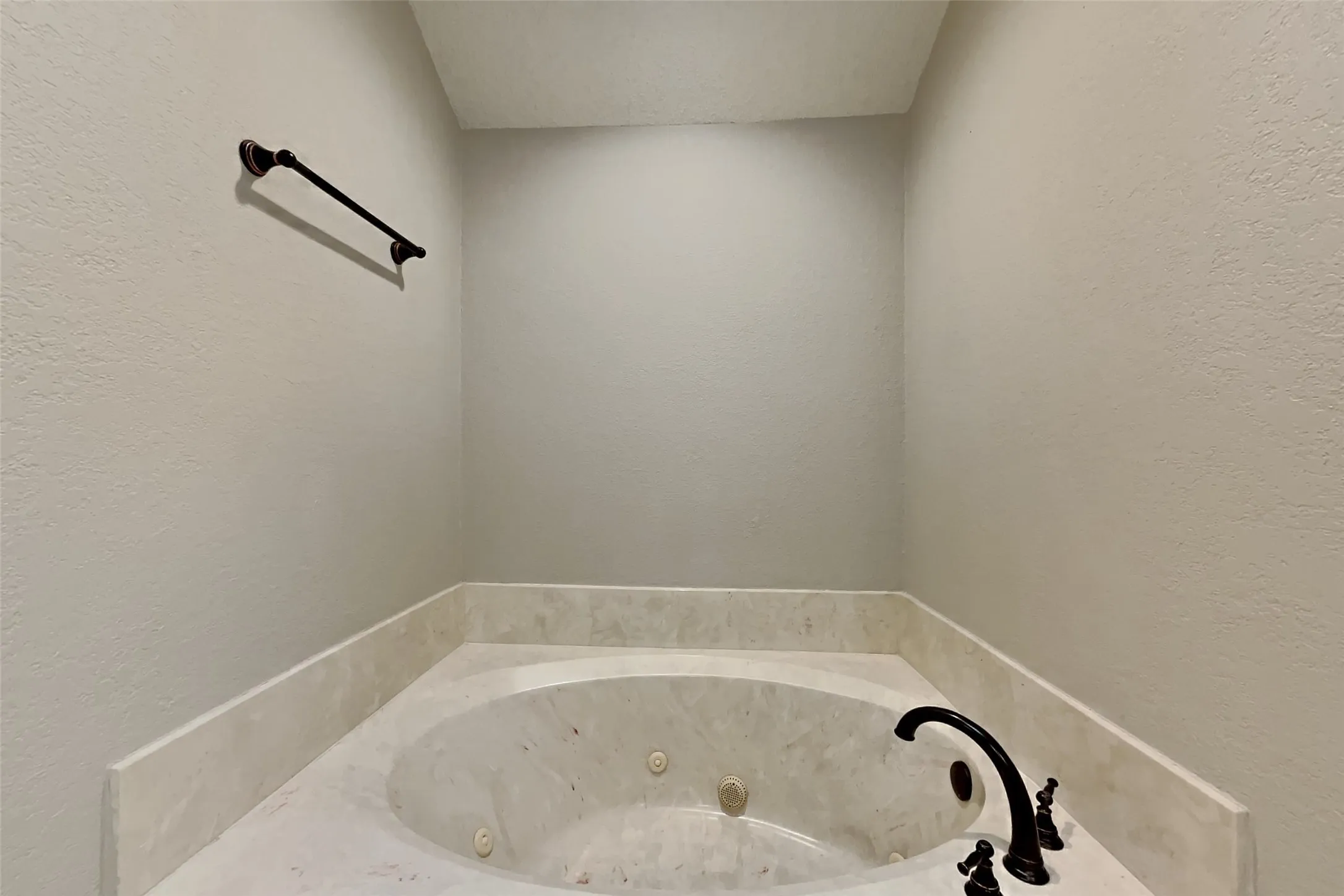 Single Family Residence For Rent in Tarrant County , 5402 Summit Peak Drive, Arlington, Texas 76017, 3 Bedroom, 2 Bathroom, 2 Garage spaces, 1,907 Sqft, built in 1988, mls#21373076, Real Estate Agent in Arlington, Homes For Rent in Tarrant county, Homes For Rent in Arlington, Realtor in Arlington Texas, Real Estate Brokerage Independent Realty Texas, Luminita Cordes Realtor