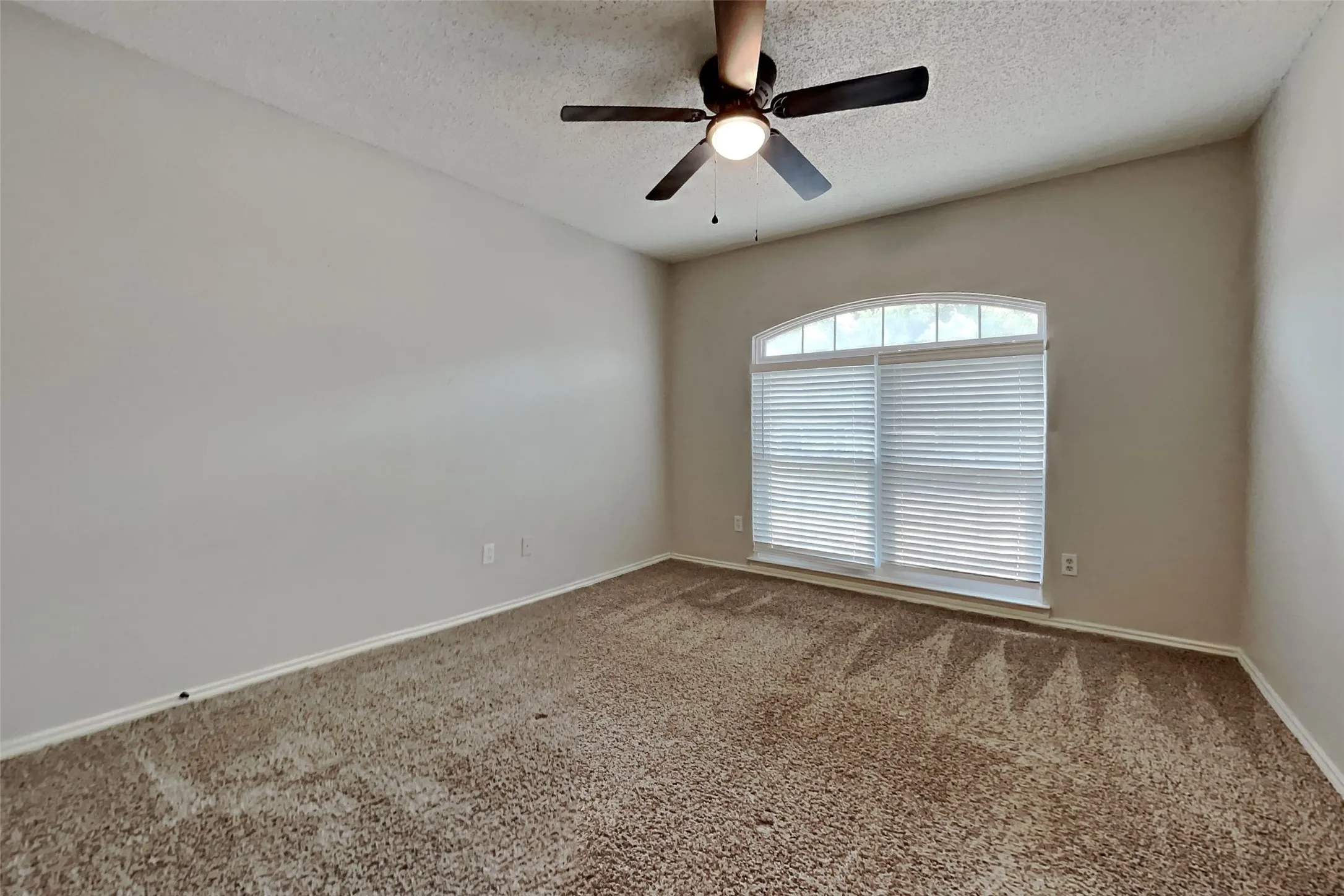Single Family Residence For Rent in Tarrant County , 5402 Summit Peak Drive, Arlington, Texas 76017, 3 Bedroom, 2 Bathroom, 2 Garage spaces, 1,907 Sqft, built in 1988, mls#21373076, Real Estate Agent in Arlington, Homes For Rent in Tarrant county, Homes For Rent in Arlington, Realtor in Arlington Texas, Real Estate Brokerage Independent Realty Texas, Luminita Cordes Realtor