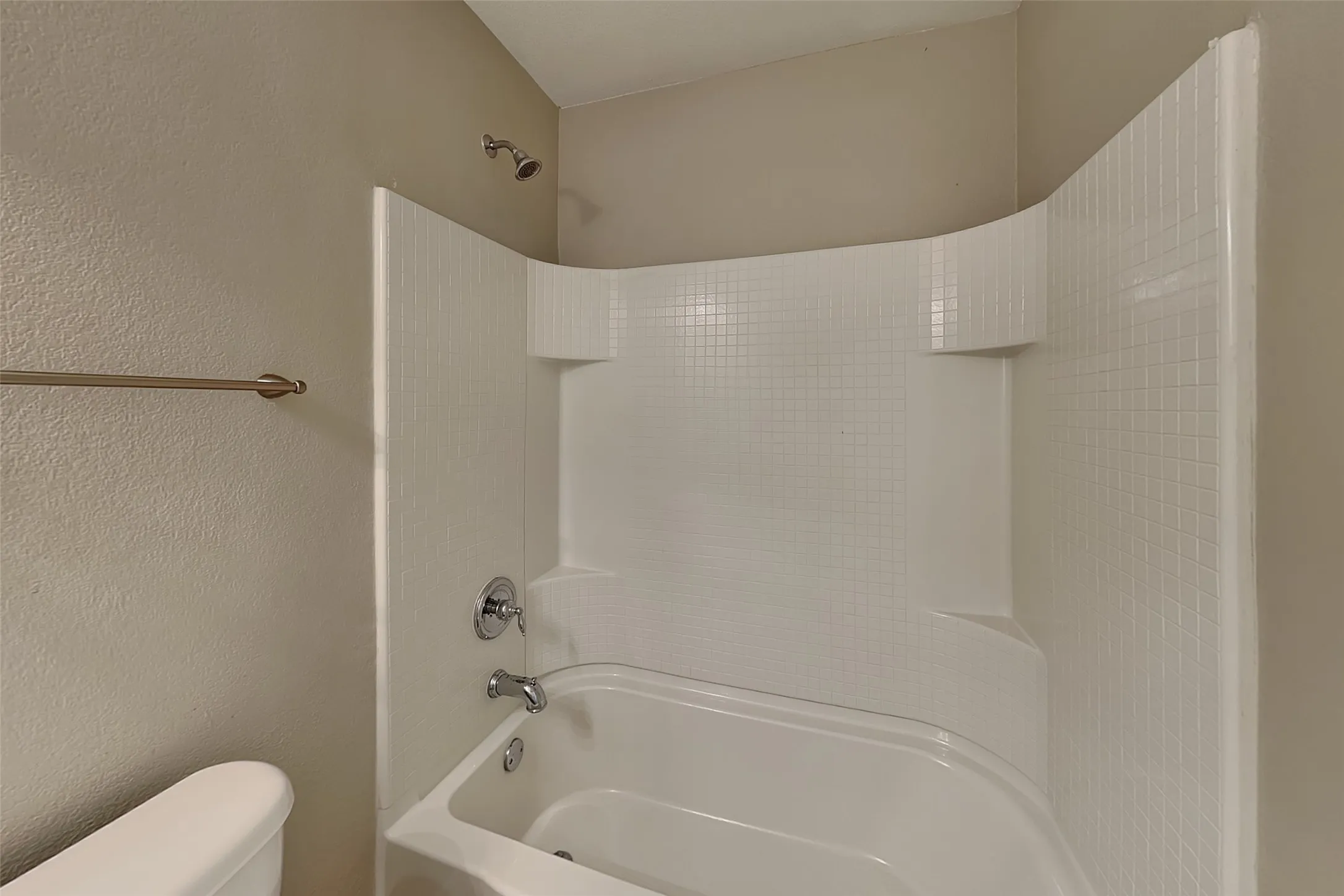 Single Family Residence For Rent in Tarrant County , 5732 Mountain Stream Trail, Fort Worth, Texas 76244, 3 Bedroom, 2 Bathroom, 2 Garage spaces, 1,701 Sqft, built in 2008, mls#21373078, Real Estate Agent in Fort Worth, Homes For Rent in Tarrant county, Homes For Rent in Fort Worth, Realtor in Fort Worth Texas, Real Estate Brokerage Independent Realty Texas, Luminita Cordes Realtor