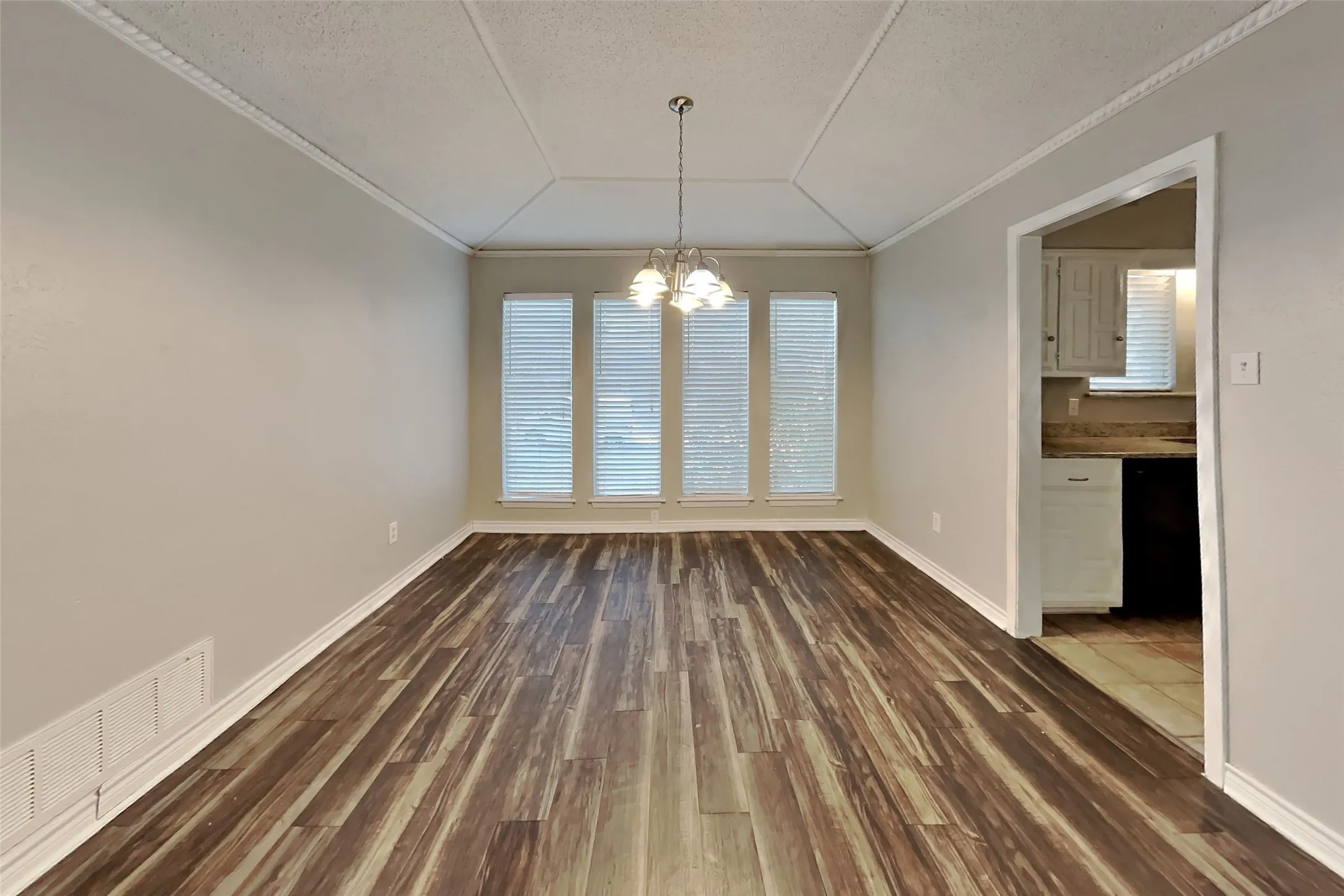 Single Family Residence For Rent in Collin County , 909 Keenan Circle, Plano, Texas 75075, 3 Bedroom, 3 Bathroom, 2 Garage spaces, 2,167 Sqft, built in 1977, mls#21373085, Real Estate Agent in Plano, Homes For Rent in Collin county, Homes For Rent in Plano, Realtor in Plano Texas, Real Estate Brokerage Independent Realty Texas, Luminita Cordes Realtor