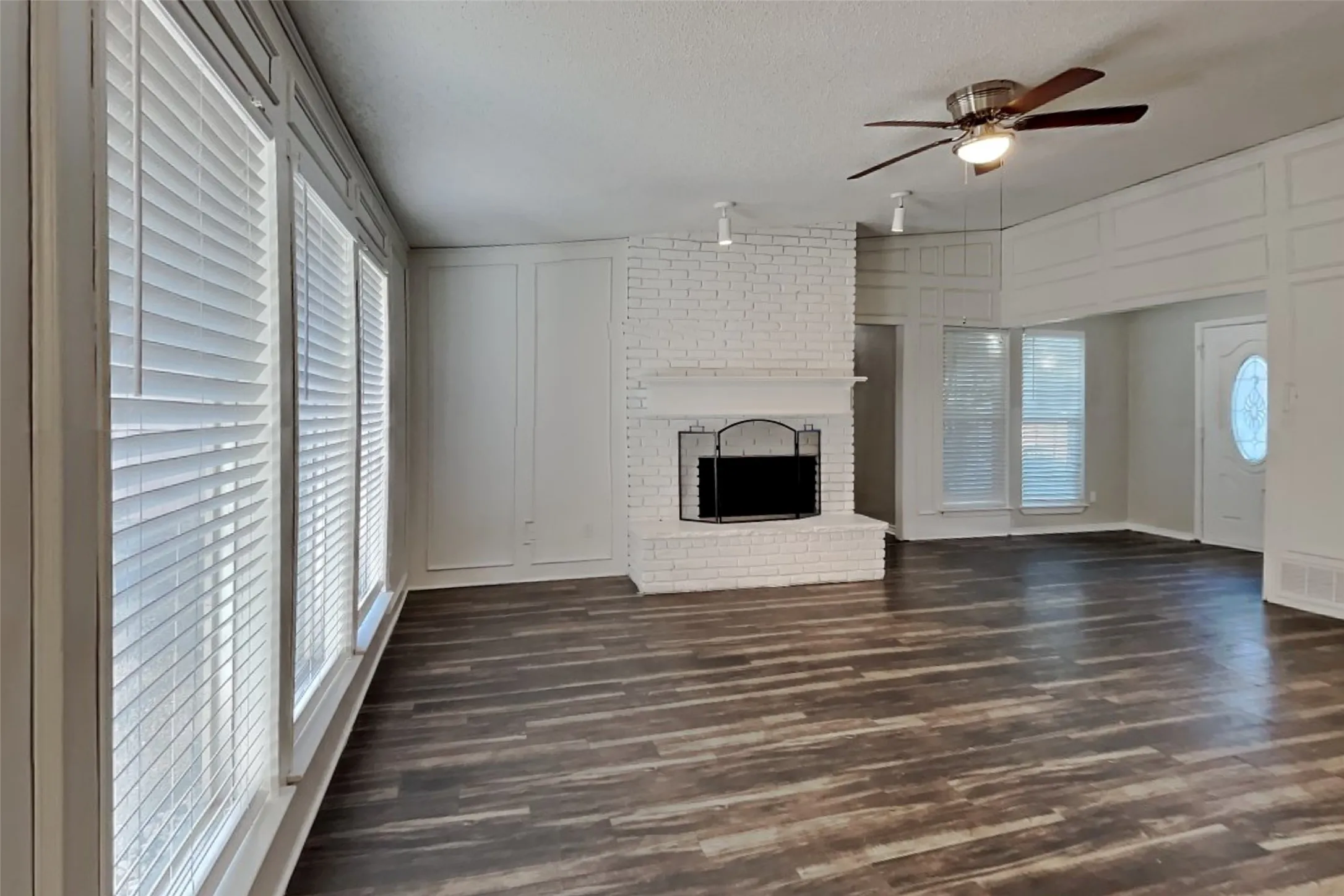 Single Family Residence For Rent in Collin County , 909 Keenan Circle, Plano, Texas 75075, 3 Bedroom, 3 Bathroom, 2 Garage spaces, 2,167 Sqft, built in 1977, mls#21373085, Real Estate Agent in Plano, Homes For Rent in Collin county, Homes For Rent in Plano, Realtor in Plano Texas, Real Estate Brokerage Independent Realty Texas, Luminita Cordes Realtor