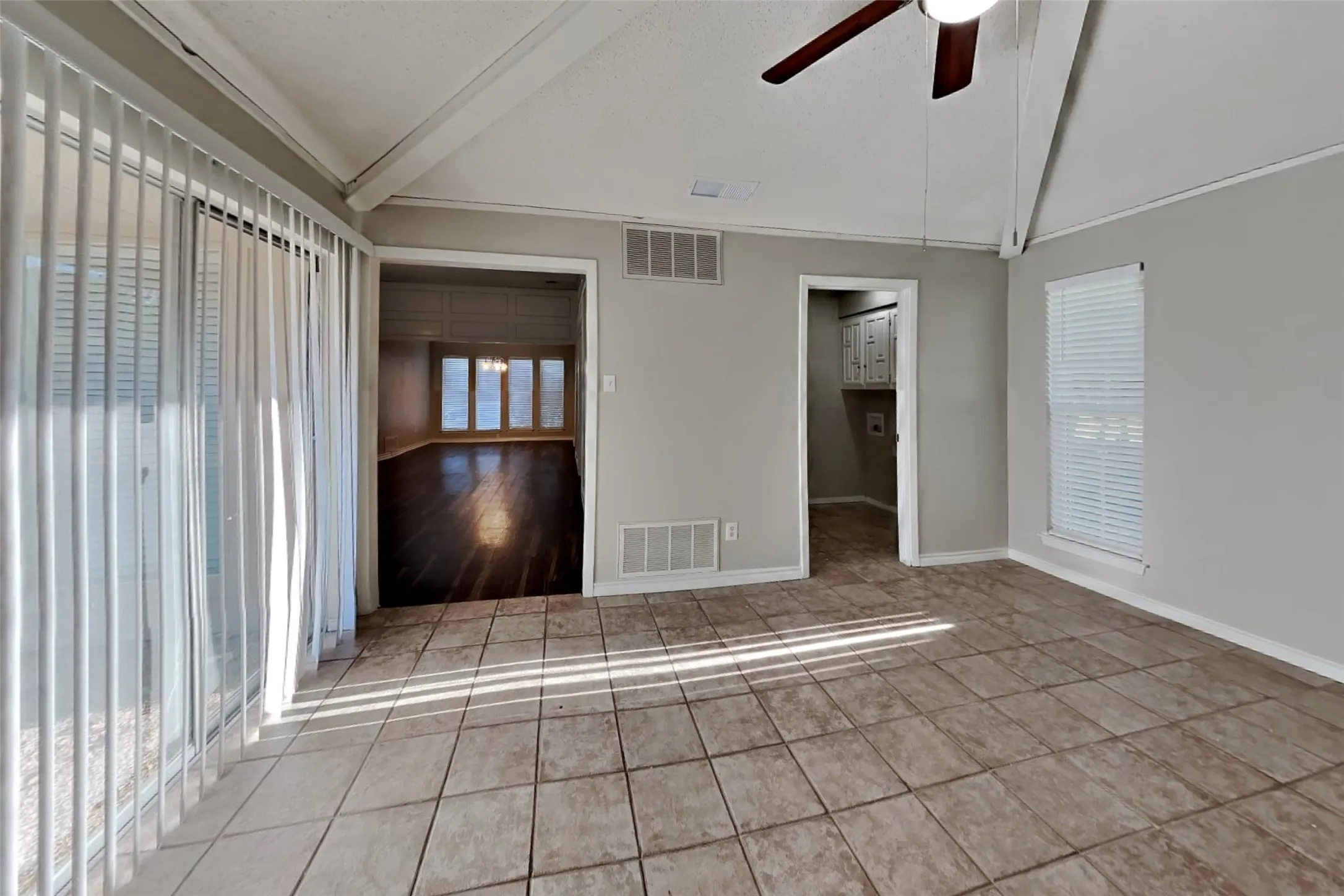 Single Family Residence For Rent in Collin County , 909 Keenan Circle, Plano, Texas 75075, 3 Bedroom, 3 Bathroom, 2 Garage spaces, 2,167 Sqft, built in 1977, mls#21373085, Real Estate Agent in Plano, Homes For Rent in Collin county, Homes For Rent in Plano, Realtor in Plano Texas, Real Estate Brokerage Independent Realty Texas, Luminita Cordes Realtor