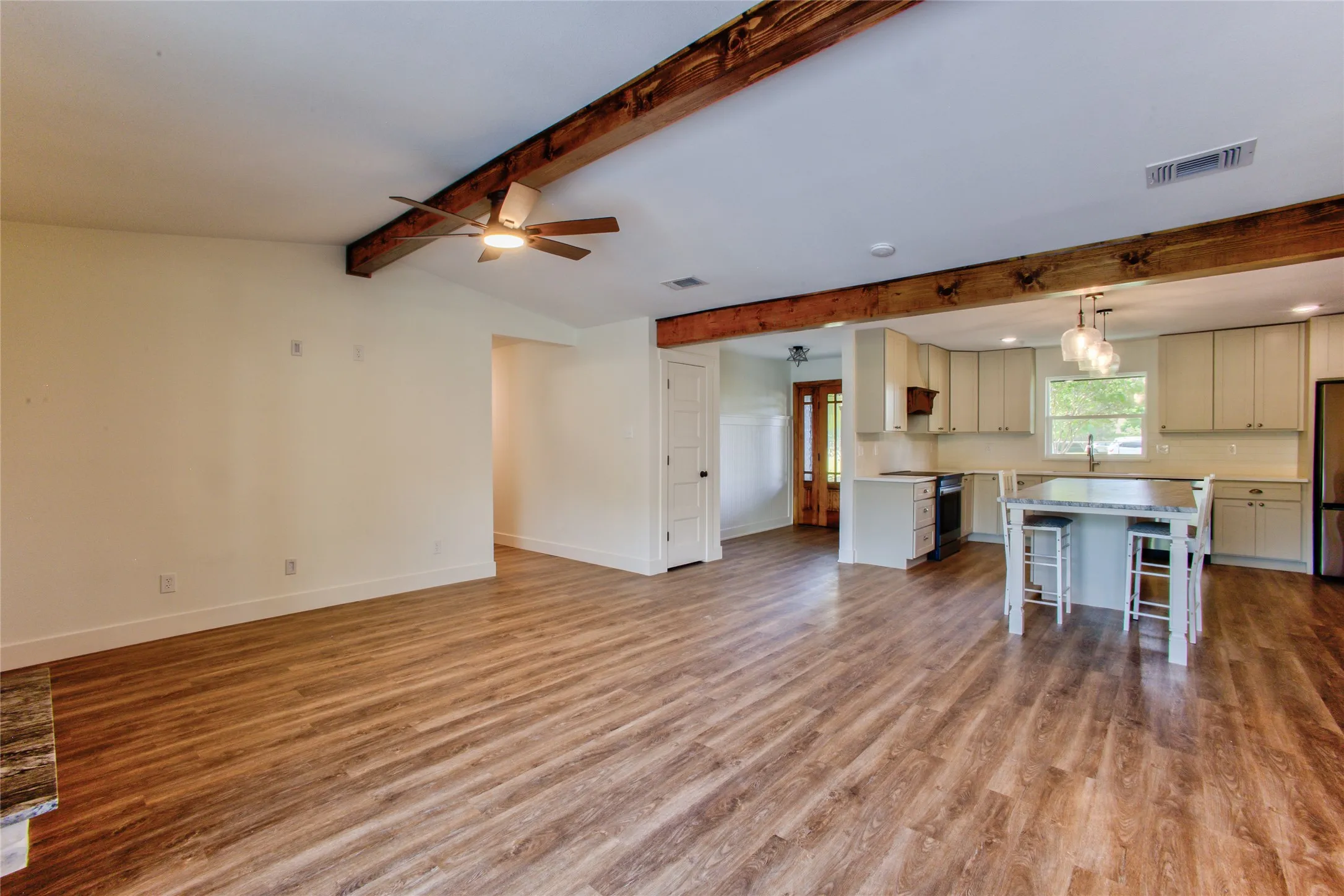 Single Family Residence For Sale in Ellis County , 206 Americana Road, Palmer, Texas 75152, 4 Bedroom, 2 Bathroom, 2 Garage spaces, 1,785 Sqft, built in 1973, mls#21365864, Real Estate Agent in Palmer, Homes For Sale in Ellis county, Homes For Sale in Palmer, Realtor in Palmer Texas, Real Estate Brokerage Independent Realty Texas, Luminita Cordes Realtor