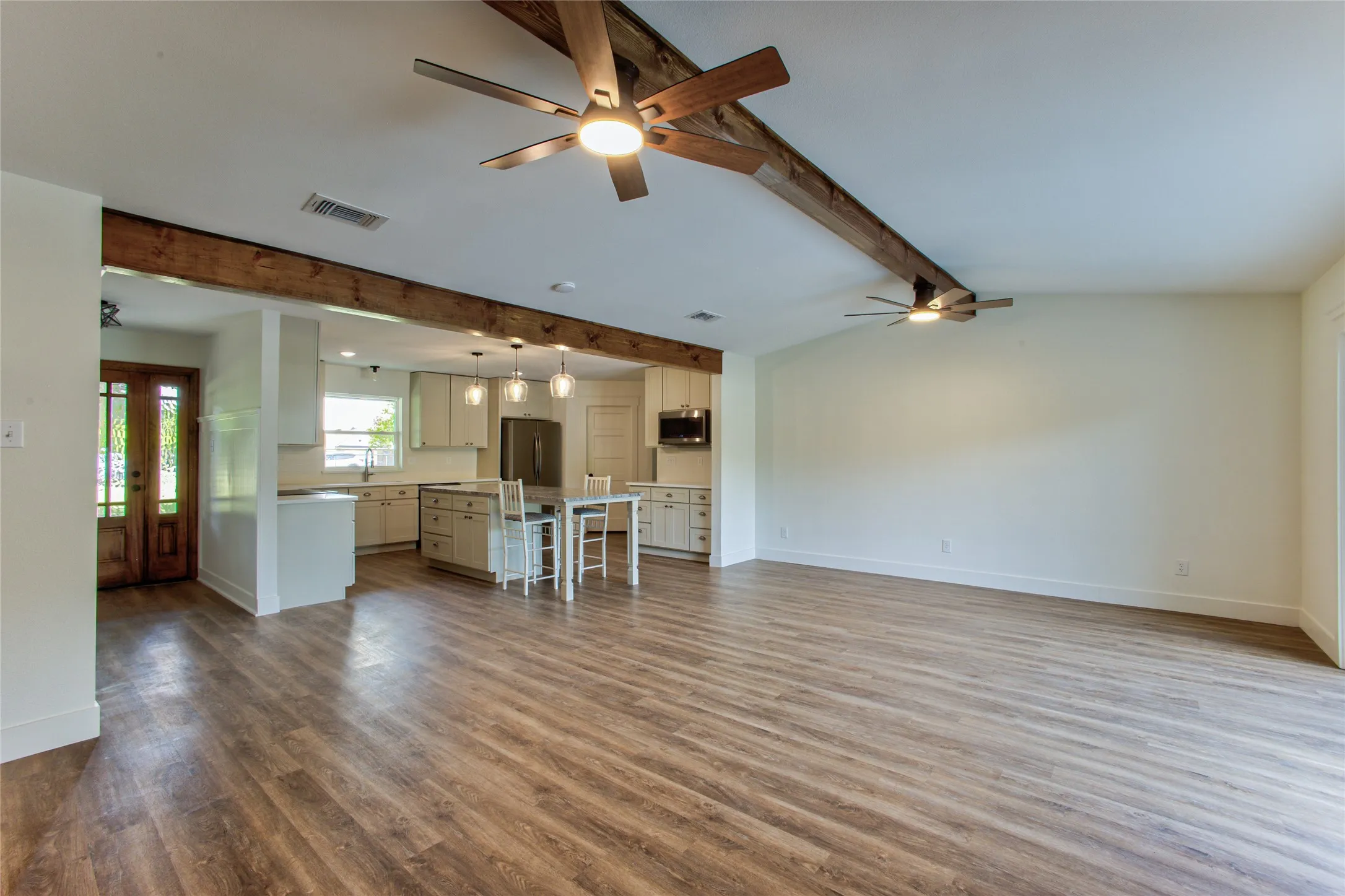 Single Family Residence For Sale in Ellis County , 206 Americana Road, Palmer, Texas 75152, 4 Bedroom, 2 Bathroom, 2 Garage spaces, 1,785 Sqft, built in 1973, mls#21365864, Real Estate Agent in Palmer, Homes For Sale in Ellis county, Homes For Sale in Palmer, Realtor in Palmer Texas, Real Estate Brokerage Independent Realty Texas, Luminita Cordes Realtor