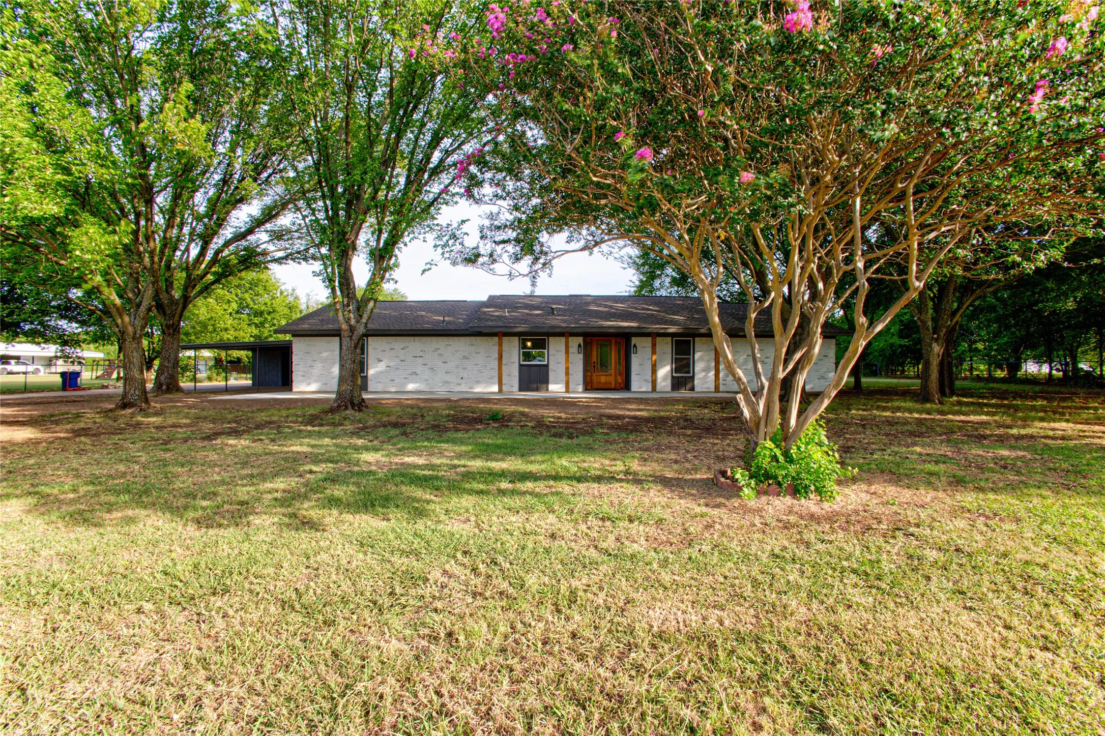 Single Family Residence For Sale in Ellis County , 206 Americana Road, Palmer, Texas 75152, 4 Bedroom, 2 Bathroom, 2 Garage spaces, 1,785 Sqft, built in 1973, mls#21365864, Real Estate Agent in Palmer, Homes For Sale in Ellis county, Homes For Sale in Palmer, Realtor in Palmer Texas, Real Estate Brokerage Independent Realty Texas, Luminita Cordes Realtor