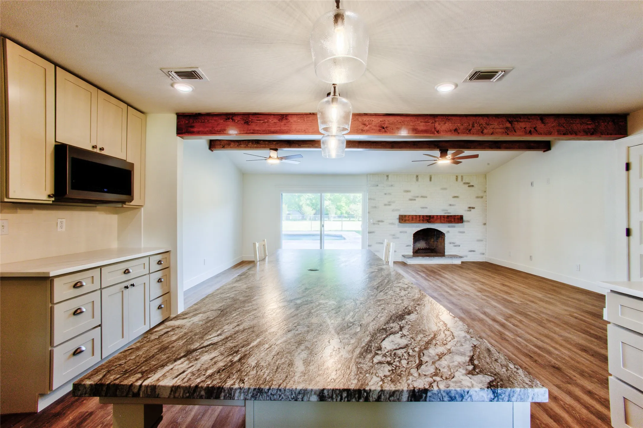 Single Family Residence For Sale in Ellis County , 206 Americana Road, Palmer, Texas 75152, 4 Bedroom, 2 Bathroom, 2 Garage spaces, 1,785 Sqft, built in 1973, mls#21365864, Real Estate Agent in Palmer, Homes For Sale in Ellis county, Homes For Sale in Palmer, Realtor in Palmer Texas, Real Estate Brokerage Independent Realty Texas, Luminita Cordes Realtor