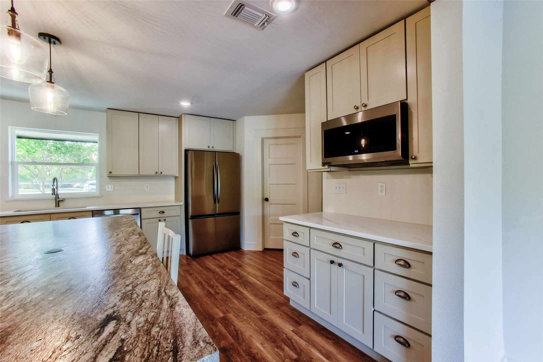 Single Family Residence For Sale in Ellis County , 206 Americana Road, Palmer, Texas 75152, 4 Bedroom, 2 Bathroom, 2 Garage spaces, 1,785 Sqft, built in 1973, mls#21365864, Real Estate Agent in Palmer, Homes For Sale in Ellis county, Homes For Sale in Palmer, Realtor in Palmer Texas, Real Estate Brokerage Independent Realty Texas, Luminita Cordes Realtor