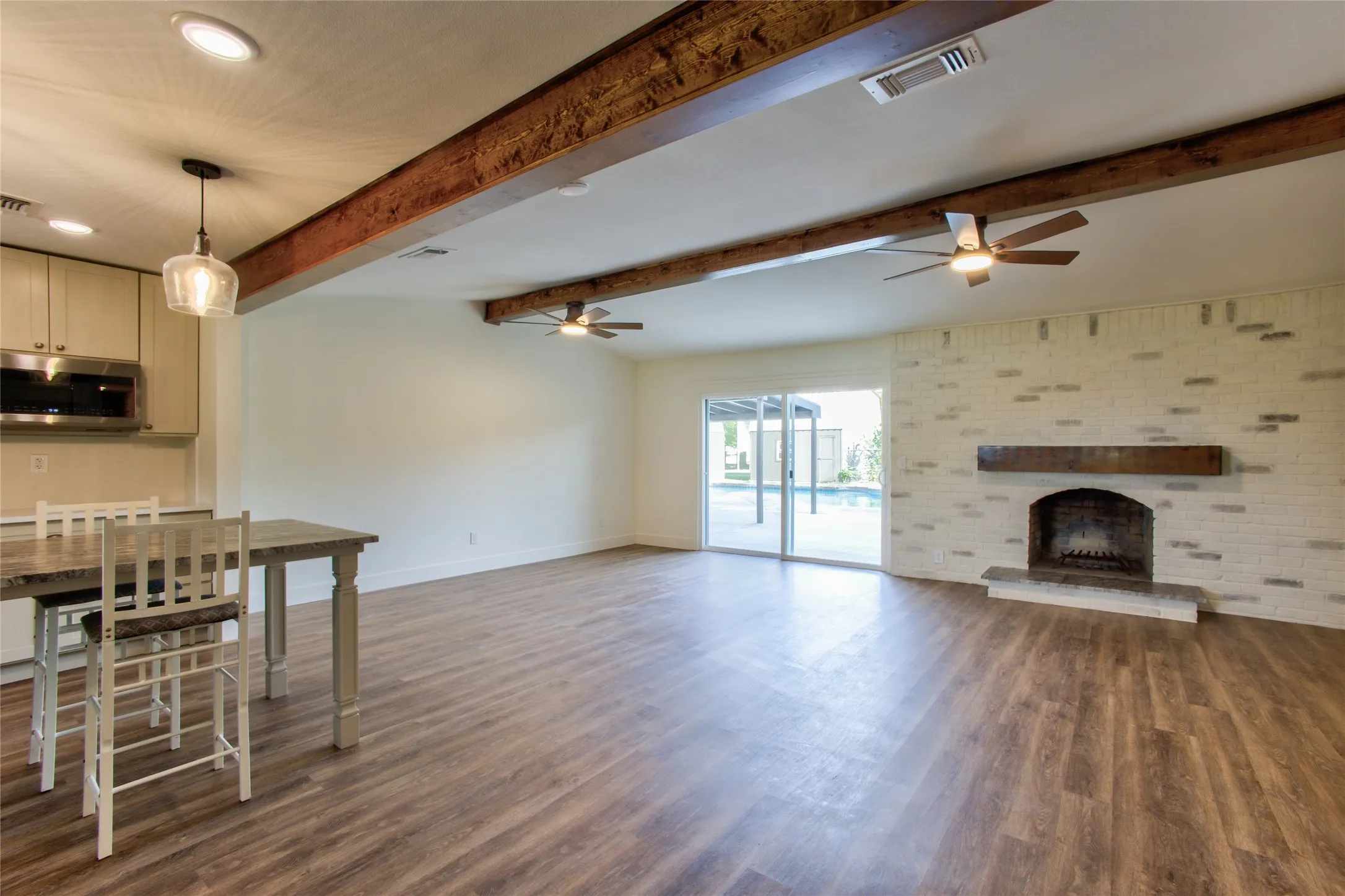 Single Family Residence For Sale in Ellis County , 206 Americana Road, Palmer, Texas 75152, 4 Bedroom, 2 Bathroom, 2 Garage spaces, 1,785 Sqft, built in 1973, mls#21365864, Real Estate Agent in Palmer, Homes For Sale in Ellis county, Homes For Sale in Palmer, Realtor in Palmer Texas, Real Estate Brokerage Independent Realty Texas, Luminita Cordes Realtor