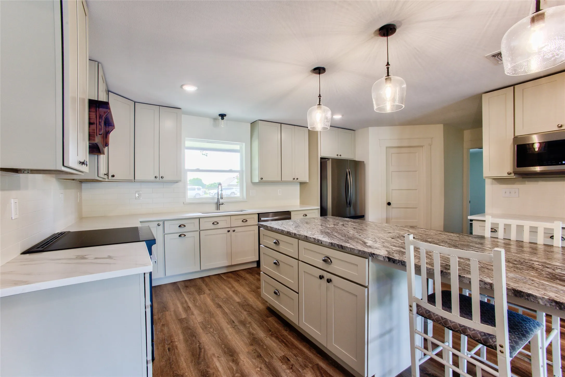 Single Family Residence For Sale in Ellis County , 206 Americana Road, Palmer, Texas 75152, 4 Bedroom, 2 Bathroom, 2 Garage spaces, 1,785 Sqft, built in 1973, mls#21365864, Real Estate Agent in Palmer, Homes For Sale in Ellis county, Homes For Sale in Palmer, Realtor in Palmer Texas, Real Estate Brokerage Independent Realty Texas, Luminita Cordes Realtor