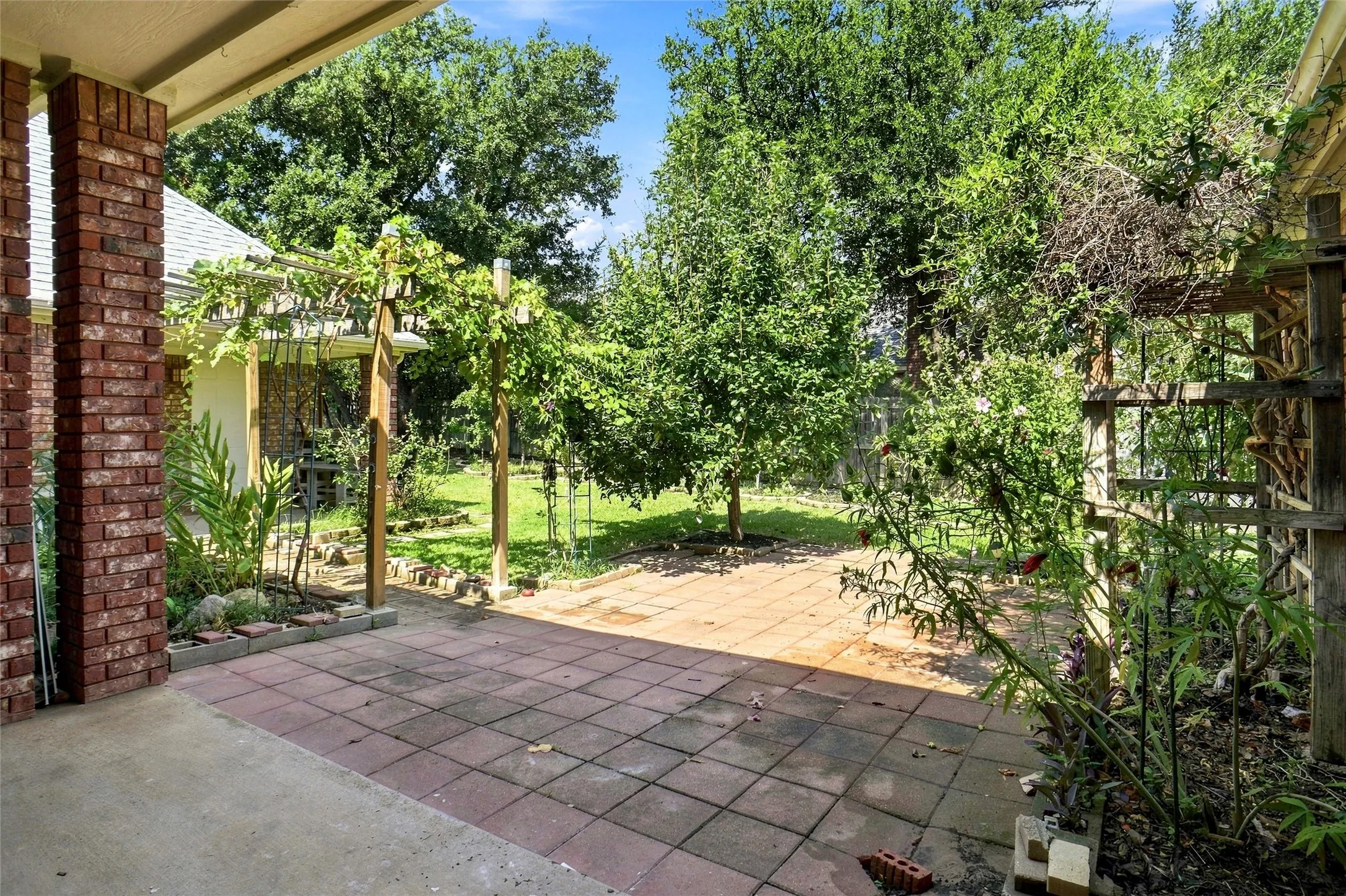 Single Family Residence For Sale in Tarrant County , 1605 Green Tree Drive, Hurst, Texas 76054, 3 Bedroom, 3 Bathroom, 2 Garage spaces, 2,313 Sqft, built in 1993, mls#21373099, Real Estate Agent in Hurst, Homes For Sale in Tarrant county, Homes For Sale in Hurst, Realtor in Hurst Texas, Real Estate Brokerage Independent Realty Texas, Luminita Cordes Realtor