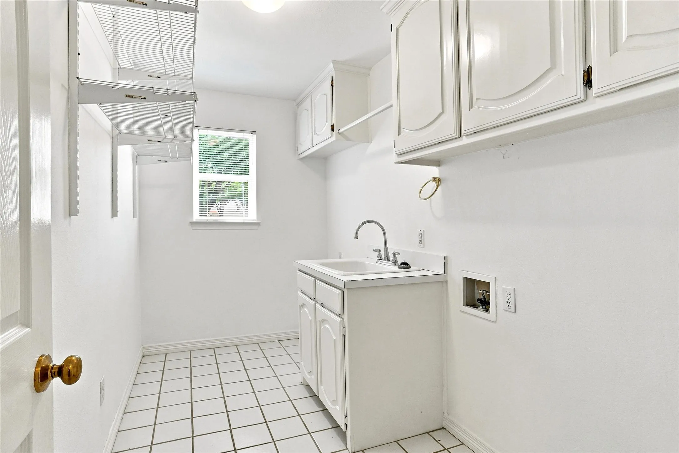 Single Family Residence For Sale in Tarrant County , 1605 Green Tree Drive, Hurst, Texas 76054, 3 Bedroom, 3 Bathroom, 2 Garage spaces, 2,313 Sqft, built in 1993, mls#21373099, Real Estate Agent in Hurst, Homes For Sale in Tarrant county, Homes For Sale in Hurst, Realtor in Hurst Texas, Real Estate Brokerage Independent Realty Texas, Luminita Cordes Realtor