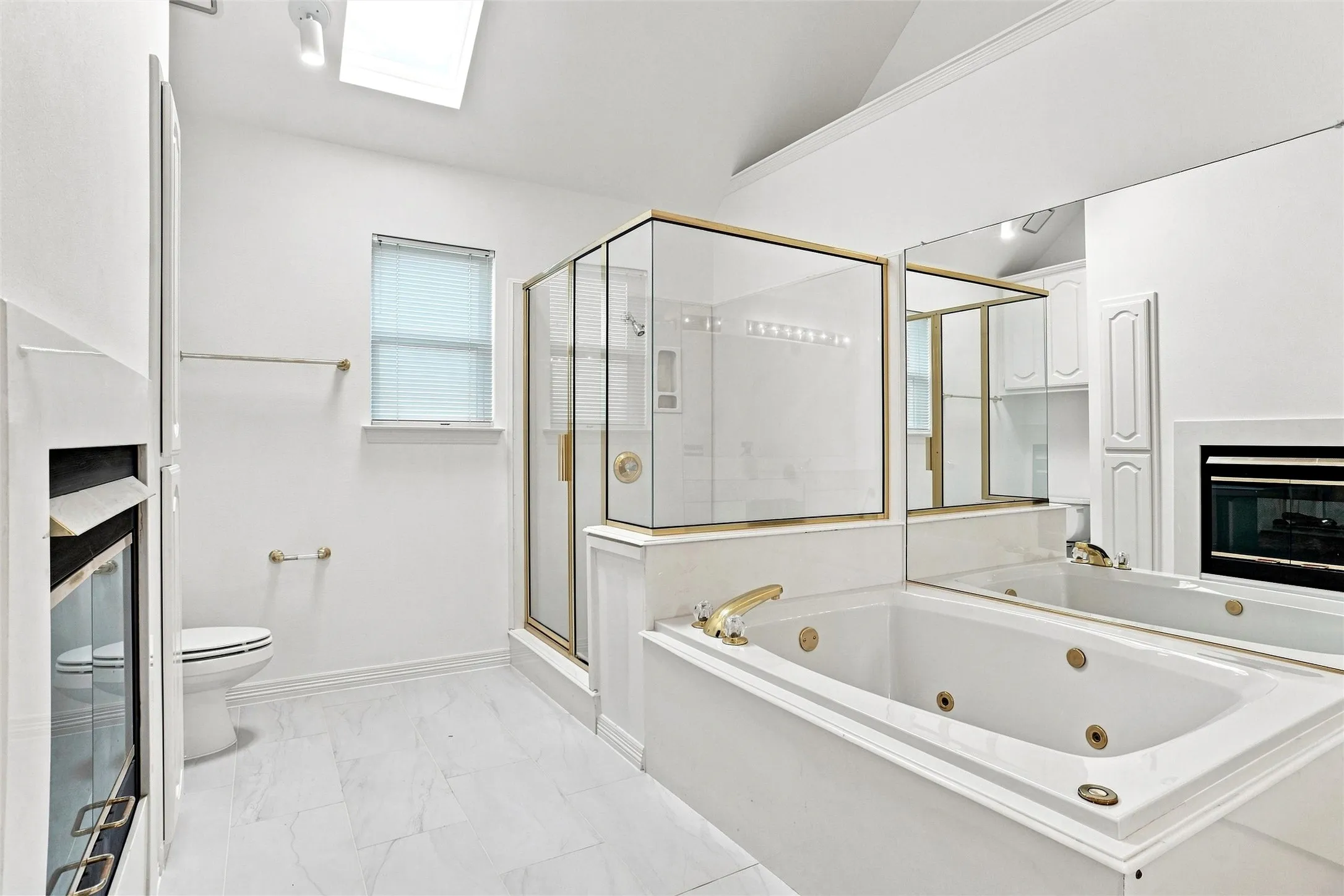 Single Family Residence For Sale in Tarrant County , 1605 Green Tree Drive, Hurst, Texas 76054, 3 Bedroom, 3 Bathroom, 2 Garage spaces, 2,313 Sqft, built in 1993, mls#21373099, Real Estate Agent in Hurst, Homes For Sale in Tarrant county, Homes For Sale in Hurst, Realtor in Hurst Texas, Real Estate Brokerage Independent Realty Texas, Luminita Cordes Realtor