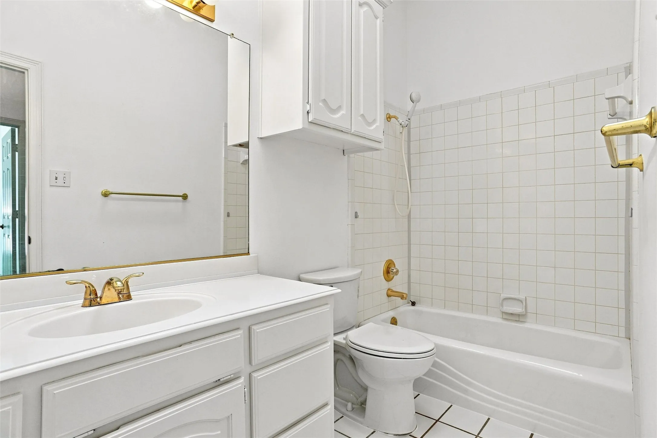 Single Family Residence For Sale in Tarrant County , 1605 Green Tree Drive, Hurst, Texas 76054, 3 Bedroom, 3 Bathroom, 2 Garage spaces, 2,313 Sqft, built in 1993, mls#21373099, Real Estate Agent in Hurst, Homes For Sale in Tarrant county, Homes For Sale in Hurst, Realtor in Hurst Texas, Real Estate Brokerage Independent Realty Texas, Luminita Cordes Realtor