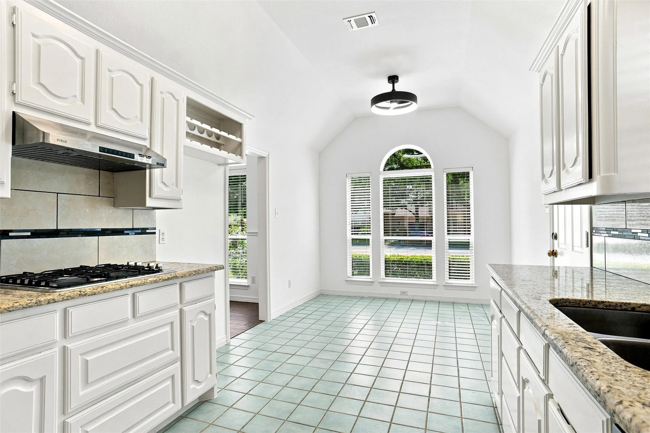 Single Family Residence For Sale in Tarrant County , 1605 Green Tree Drive, Hurst, Texas 76054, 3 Bedroom, 3 Bathroom, 2 Garage spaces, 2,313 Sqft, built in 1993, mls#21373099, Real Estate Agent in Hurst, Homes For Sale in Tarrant county, Homes For Sale in Hurst, Realtor in Hurst Texas, Real Estate Brokerage Independent Realty Texas, Luminita Cordes Realtor