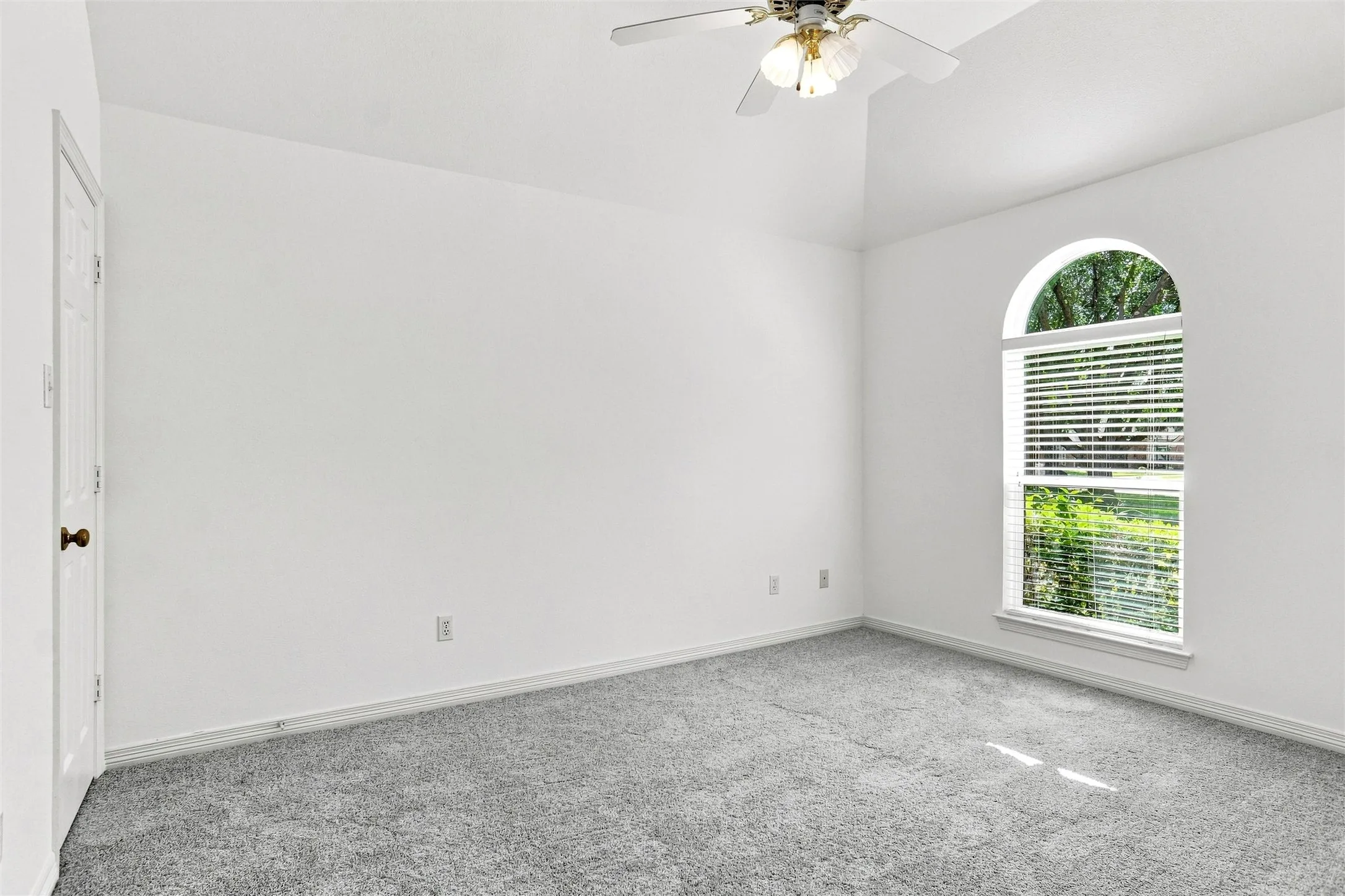 Single Family Residence For Sale in Tarrant County , 1605 Green Tree Drive, Hurst, Texas 76054, 3 Bedroom, 3 Bathroom, 2 Garage spaces, 2,313 Sqft, built in 1993, mls#21373099, Real Estate Agent in Hurst, Homes For Sale in Tarrant county, Homes For Sale in Hurst, Realtor in Hurst Texas, Real Estate Brokerage Independent Realty Texas, Luminita Cordes Realtor