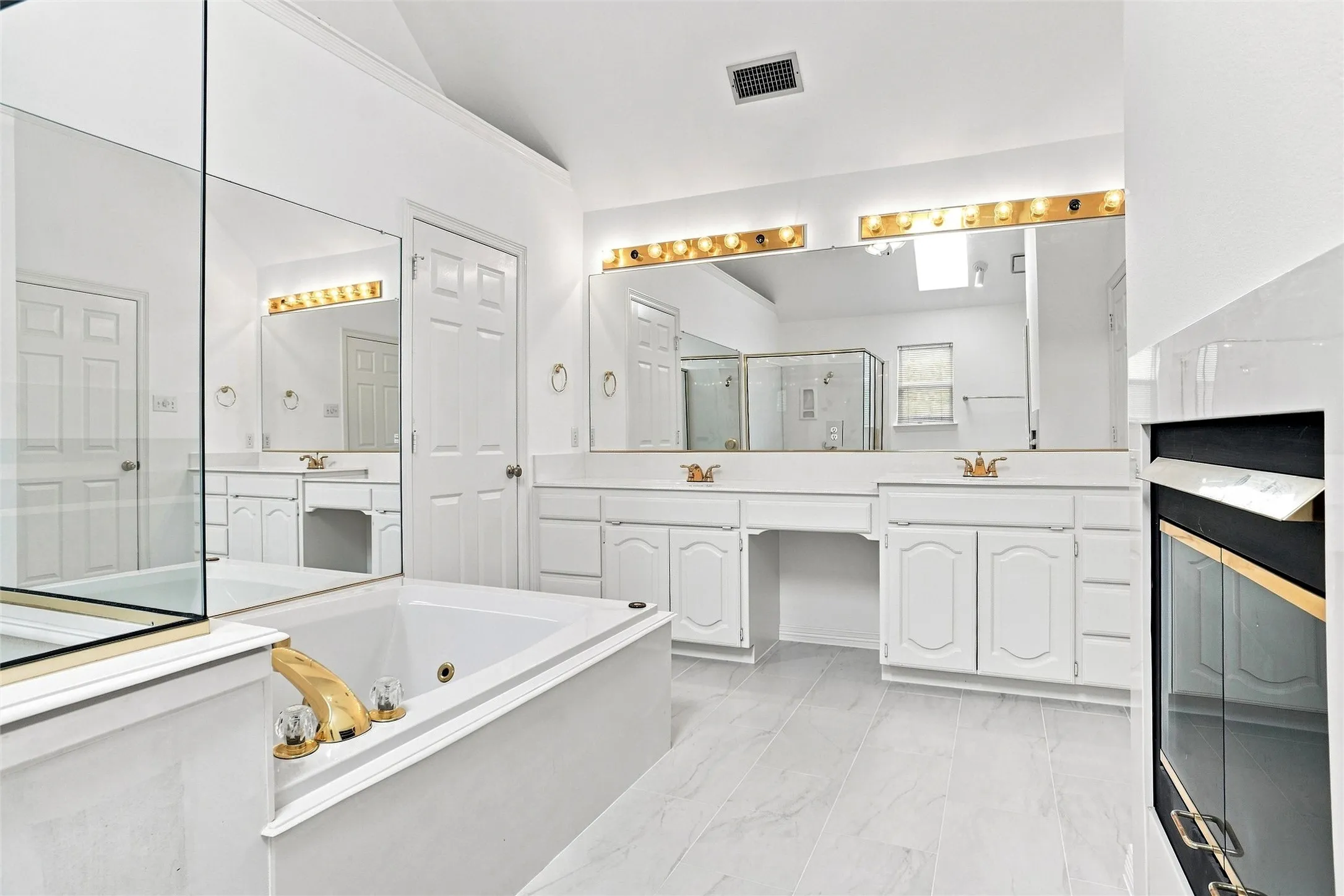 Single Family Residence For Sale in Tarrant County , 1605 Green Tree Drive, Hurst, Texas 76054, 3 Bedroom, 3 Bathroom, 2 Garage spaces, 2,313 Sqft, built in 1993, mls#21373099, Real Estate Agent in Hurst, Homes For Sale in Tarrant county, Homes For Sale in Hurst, Realtor in Hurst Texas, Real Estate Brokerage Independent Realty Texas, Luminita Cordes Realtor