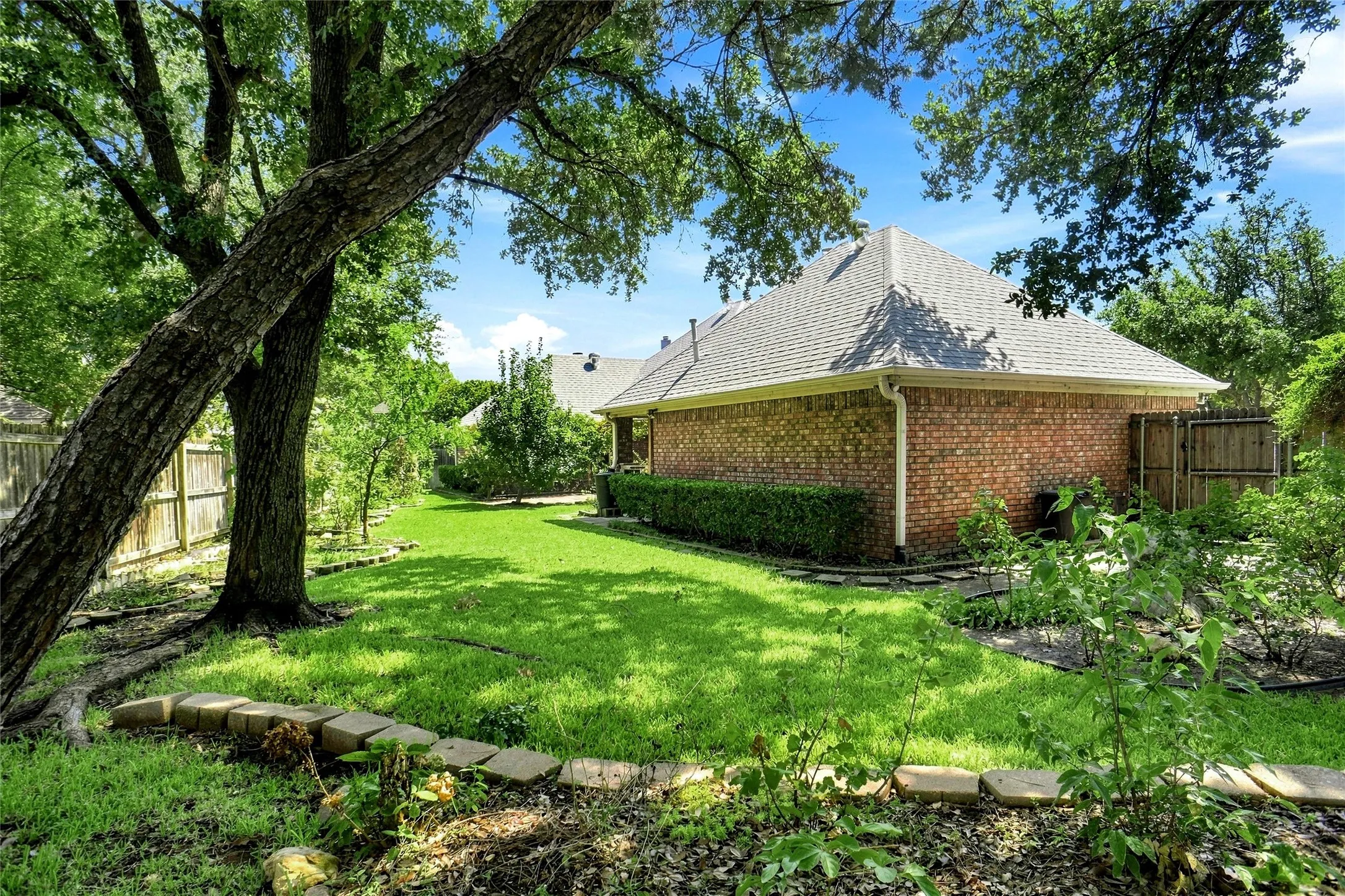 Single Family Residence For Sale in Tarrant County , 1605 Green Tree Drive, Hurst, Texas 76054, 3 Bedroom, 3 Bathroom, 2 Garage spaces, 2,313 Sqft, built in 1993, mls#21373099, Real Estate Agent in Hurst, Homes For Sale in Tarrant county, Homes For Sale in Hurst, Realtor in Hurst Texas, Real Estate Brokerage Independent Realty Texas, Luminita Cordes Realtor