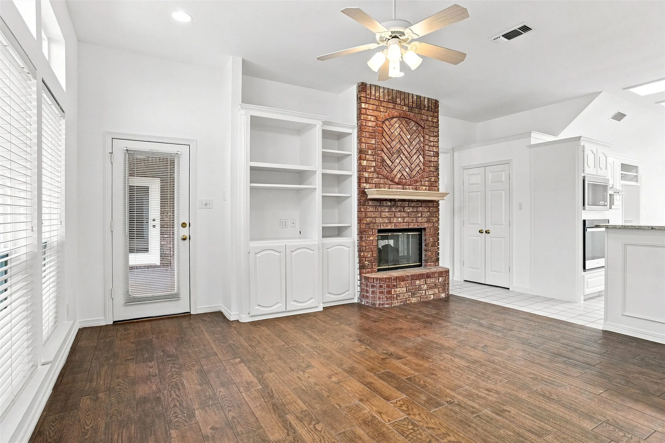 Single Family Residence For Sale in Tarrant County , 1605 Green Tree Drive, Hurst, Texas 76054, 3 Bedroom, 3 Bathroom, 2 Garage spaces, 2,313 Sqft, built in 1993, mls#21373099, Real Estate Agent in Hurst, Homes For Sale in Tarrant county, Homes For Sale in Hurst, Realtor in Hurst Texas, Real Estate Brokerage Independent Realty Texas, Luminita Cordes Realtor
