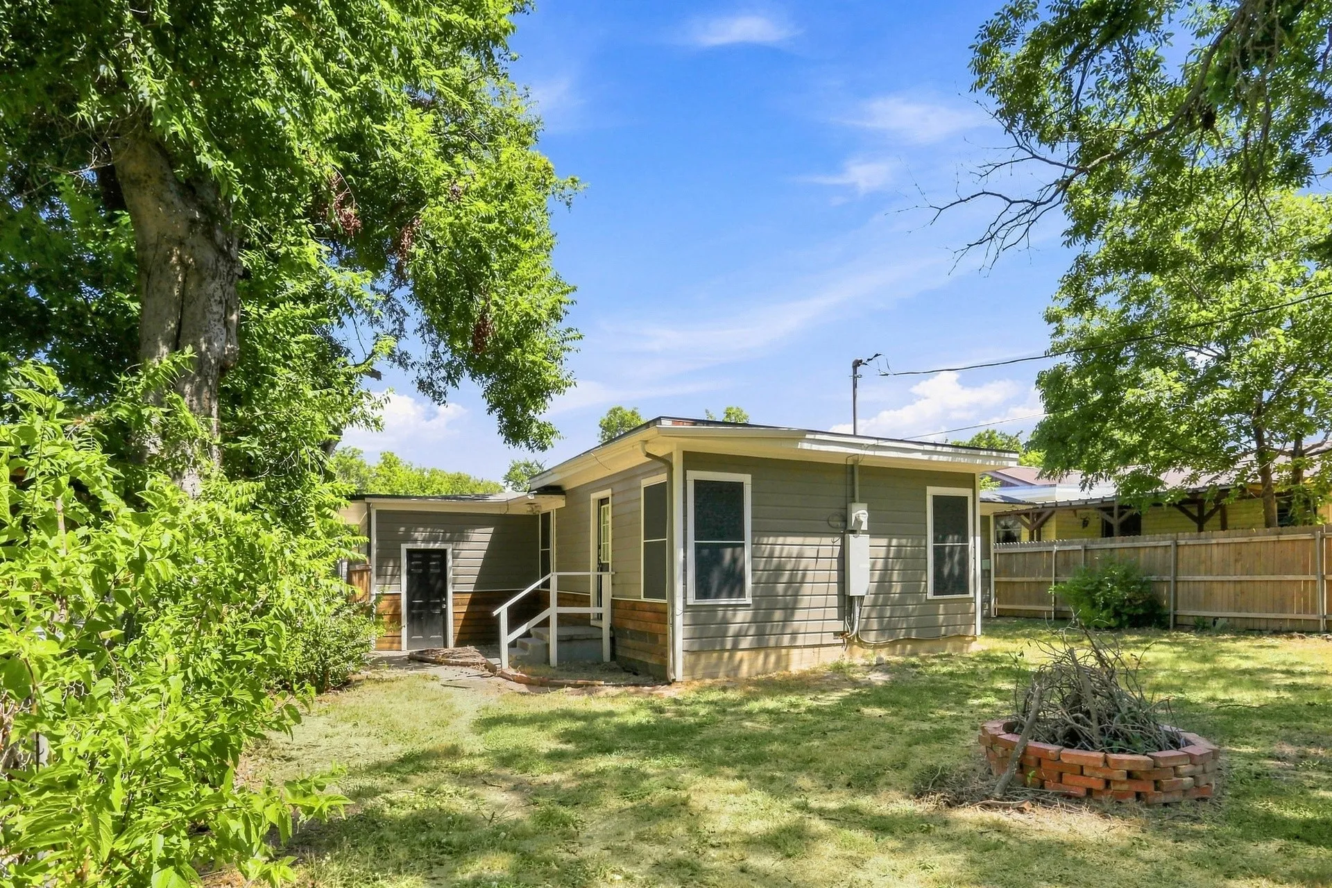 Single Family Residence For Rent in Tarrant County , 4328 Waits Avenue, Fort Worth, Texas 76133, 3 Bedroom, 1 Bathroom, 1 Garage spaces, 1,097 Sqft, built in 1950, mls#21373104, Real Estate Agent in Fort Worth, Homes For Rent in Tarrant county, Homes For Rent in Fort Worth, Realtor in Fort Worth Texas, Real Estate Brokerage Independent Realty Texas, Luminita Cordes Realtor