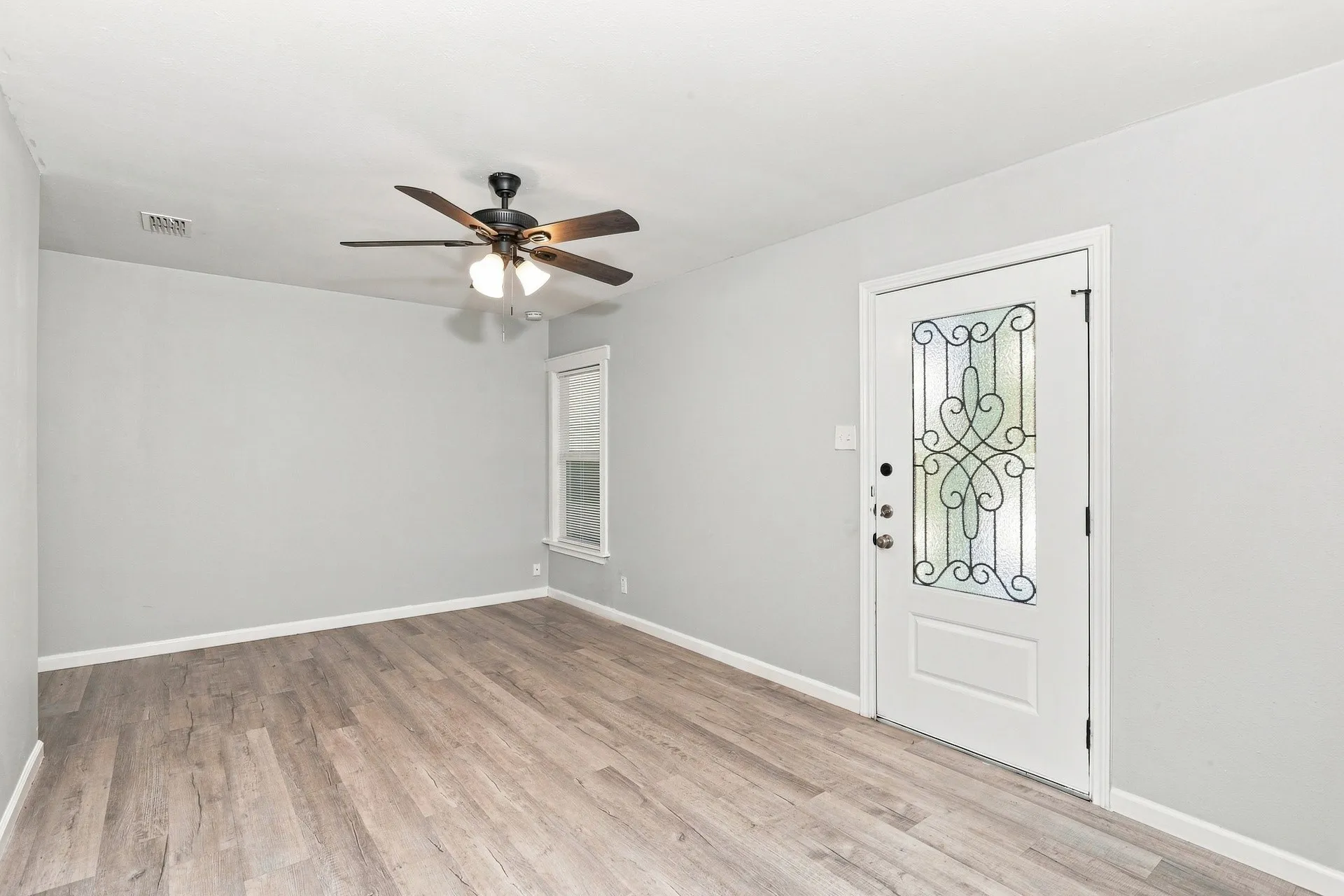 Single Family Residence For Rent in Tarrant County , 4328 Waits Avenue, Fort Worth, Texas 76133, 3 Bedroom, 1 Bathroom, 1 Garage spaces, 1,097 Sqft, built in 1950, mls#21373104, Real Estate Agent in Fort Worth, Homes For Rent in Tarrant county, Homes For Rent in Fort Worth, Realtor in Fort Worth Texas, Real Estate Brokerage Independent Realty Texas, Luminita Cordes Realtor