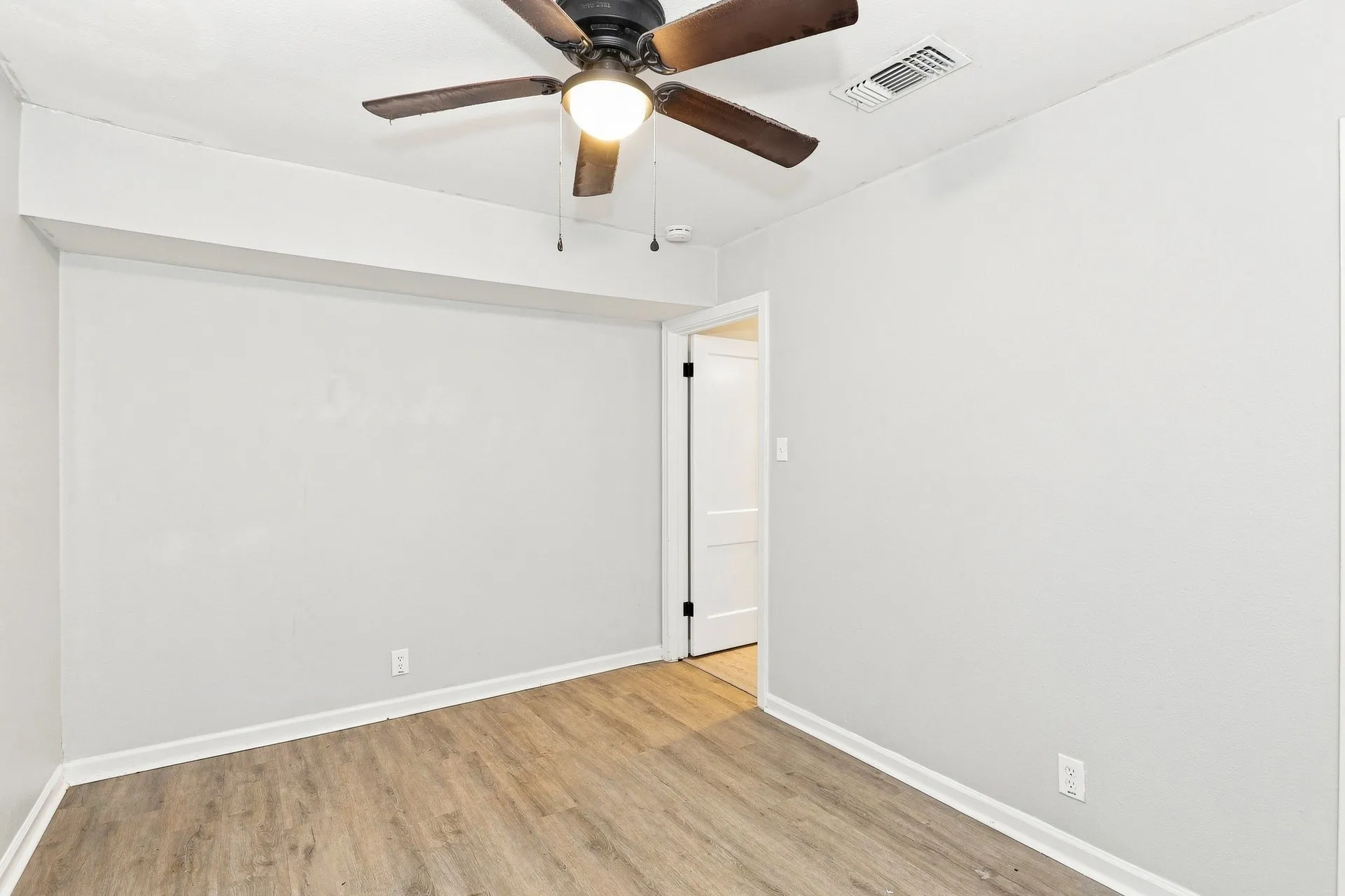 Single Family Residence For Rent in Tarrant County , 4328 Waits Avenue, Fort Worth, Texas 76133, 3 Bedroom, 1 Bathroom, 1 Garage spaces, 1,097 Sqft, built in 1950, mls#21373104, Real Estate Agent in Fort Worth, Homes For Rent in Tarrant county, Homes For Rent in Fort Worth, Realtor in Fort Worth Texas, Real Estate Brokerage Independent Realty Texas, Luminita Cordes Realtor