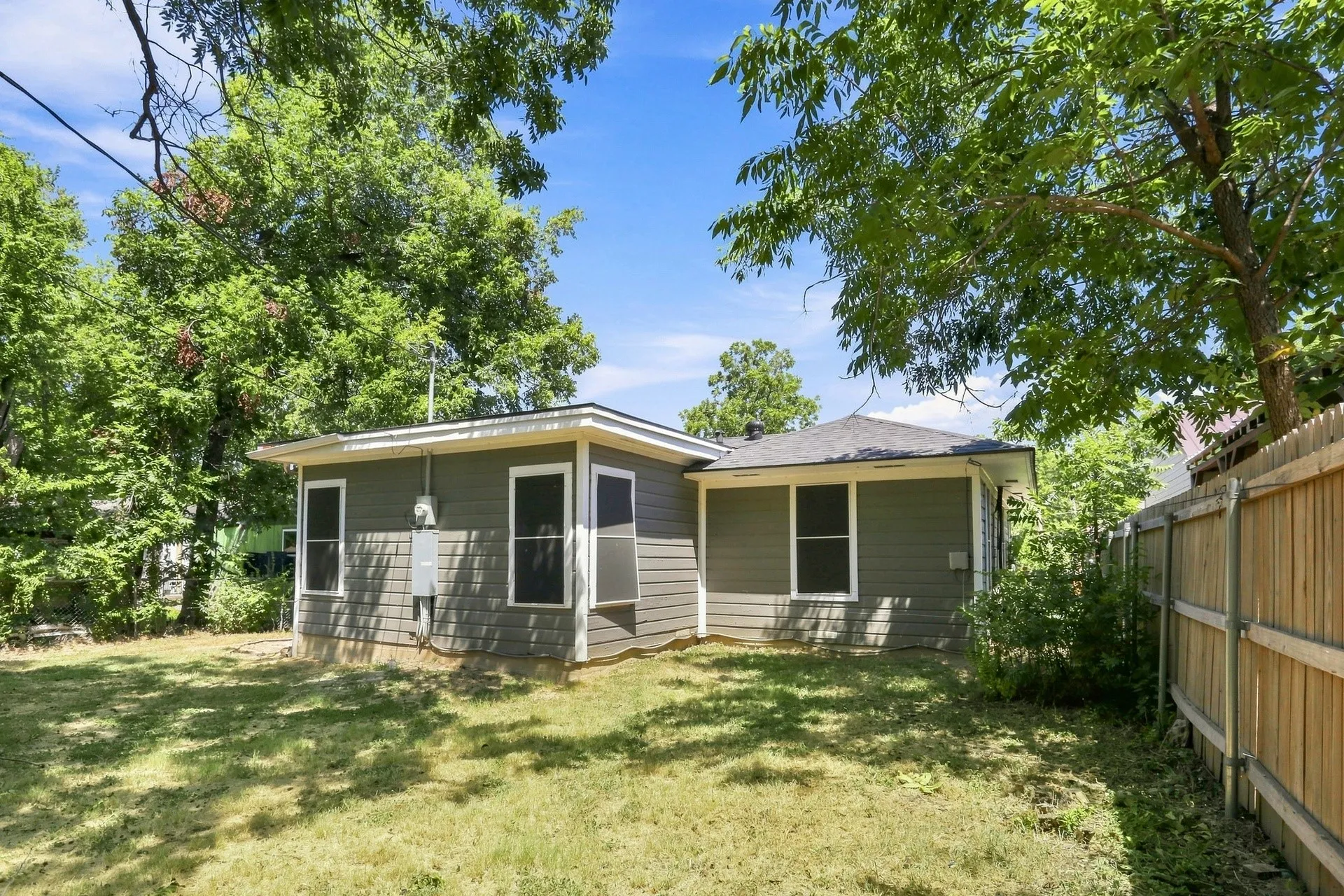 Single Family Residence For Rent in Tarrant County , 4328 Waits Avenue, Fort Worth, Texas 76133, 3 Bedroom, 1 Bathroom, 1 Garage spaces, 1,097 Sqft, built in 1950, mls#21373104, Real Estate Agent in Fort Worth, Homes For Rent in Tarrant county, Homes For Rent in Fort Worth, Realtor in Fort Worth Texas, Real Estate Brokerage Independent Realty Texas, Luminita Cordes Realtor