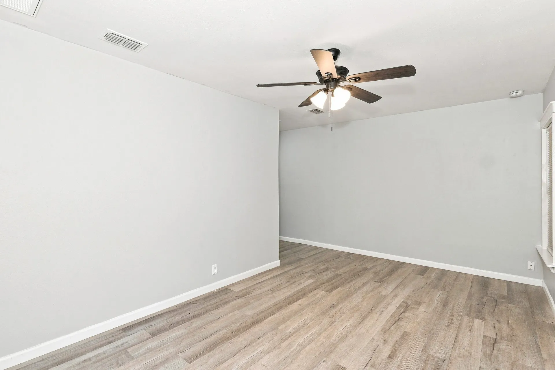 Single Family Residence For Rent in Tarrant County , 4328 Waits Avenue, Fort Worth, Texas 76133, 3 Bedroom, 1 Bathroom, 1 Garage spaces, 1,097 Sqft, built in 1950, mls#21373104, Real Estate Agent in Fort Worth, Homes For Rent in Tarrant county, Homes For Rent in Fort Worth, Realtor in Fort Worth Texas, Real Estate Brokerage Independent Realty Texas, Luminita Cordes Realtor