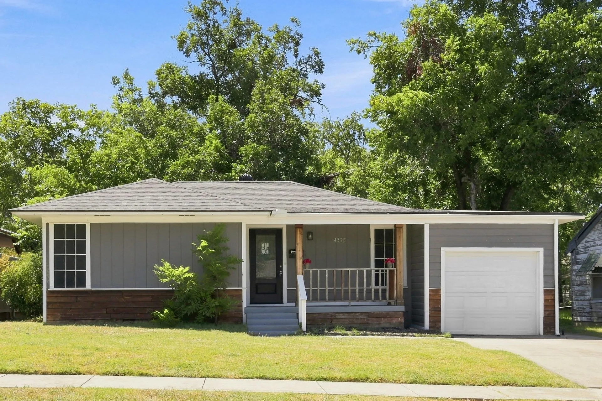 Single Family Residence For Rent in Tarrant County , 4328 Waits Avenue, Fort Worth, Texas 76133, 3 Bedroom, 1 Bathroom, 1 Garage spaces, 1,097 Sqft, built in 1950, mls#21373104, Real Estate Agent in Fort Worth, Homes For Rent in Tarrant county, Homes For Rent in Fort Worth, Realtor in Fort Worth Texas, Real Estate Brokerage Independent Realty Texas, Luminita Cordes Realtor