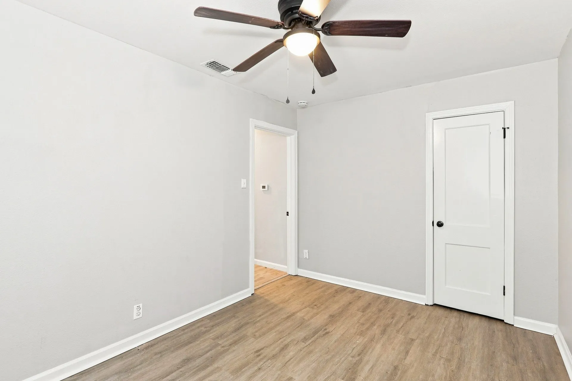 Single Family Residence For Rent in Tarrant County , 4328 Waits Avenue, Fort Worth, Texas 76133, 3 Bedroom, 1 Bathroom, 1 Garage spaces, 1,097 Sqft, built in 1950, mls#21373104, Real Estate Agent in Fort Worth, Homes For Rent in Tarrant county, Homes For Rent in Fort Worth, Realtor in Fort Worth Texas, Real Estate Brokerage Independent Realty Texas, Luminita Cordes Realtor