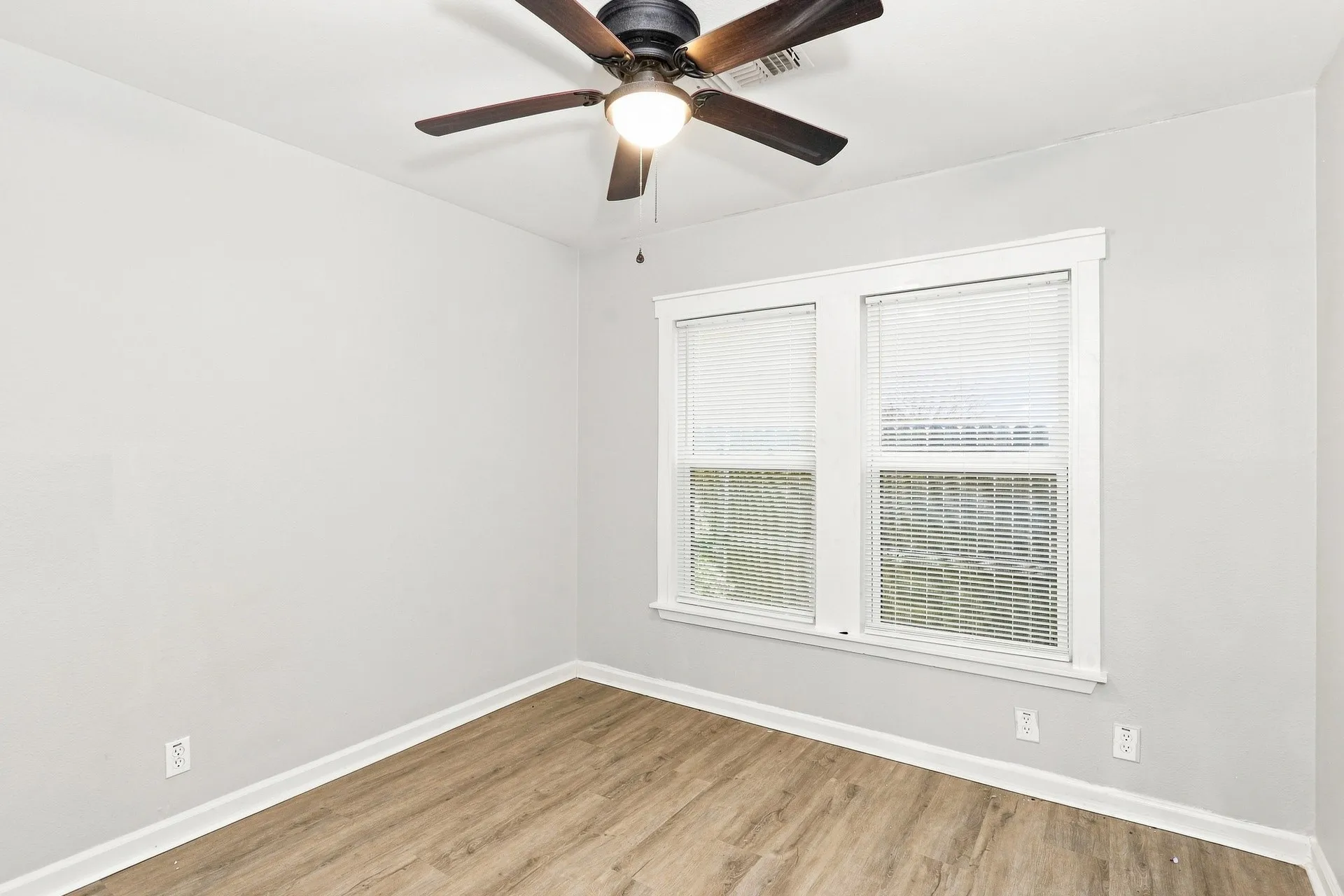 Single Family Residence For Rent in Tarrant County , 4328 Waits Avenue, Fort Worth, Texas 76133, 3 Bedroom, 1 Bathroom, 1 Garage spaces, 1,097 Sqft, built in 1950, mls#21373104, Real Estate Agent in Fort Worth, Homes For Rent in Tarrant county, Homes For Rent in Fort Worth, Realtor in Fort Worth Texas, Real Estate Brokerage Independent Realty Texas, Luminita Cordes Realtor