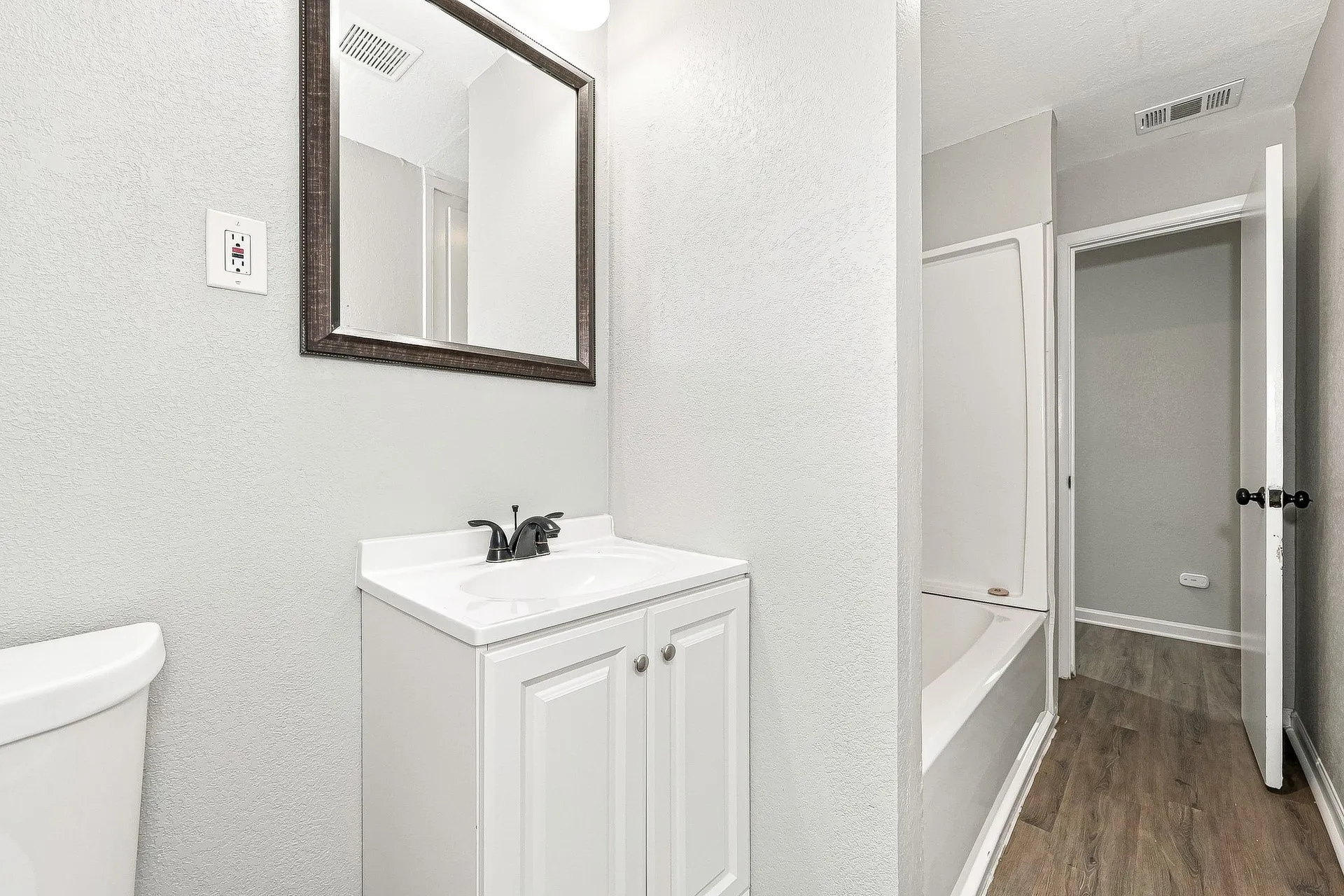 Single Family Residence For Rent in Tarrant County , 5233 Trail Lake Drive, Fort Worth, Texas 76133, 3 Bedroom, 2 Bathroom, Garage spaces, 1,918 Sqft, built in 1955, mls#21373106, Real Estate Agent in Fort Worth, Homes For Rent in Tarrant county, Homes For Rent in Fort Worth, Realtor in Fort Worth Texas, Real Estate Brokerage Independent Realty Texas, Luminita Cordes Realtor