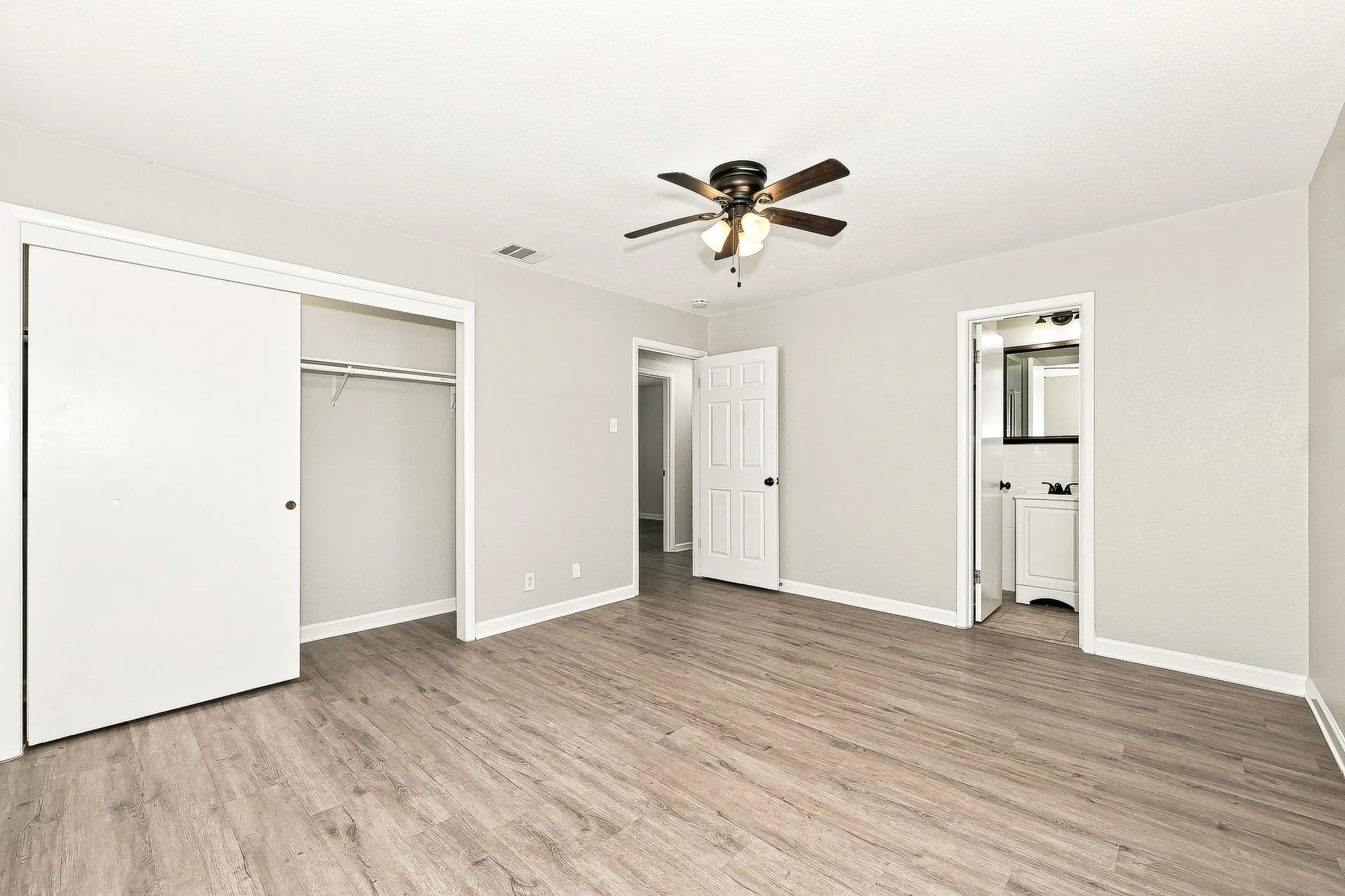 Single Family Residence For Rent in Tarrant County , 5233 Trail Lake Drive, Fort Worth, Texas 76133, 3 Bedroom, 2 Bathroom, Garage spaces, 1,918 Sqft, built in 1955, mls#21373106, Real Estate Agent in Fort Worth, Homes For Rent in Tarrant county, Homes For Rent in Fort Worth, Realtor in Fort Worth Texas, Real Estate Brokerage Independent Realty Texas, Luminita Cordes Realtor