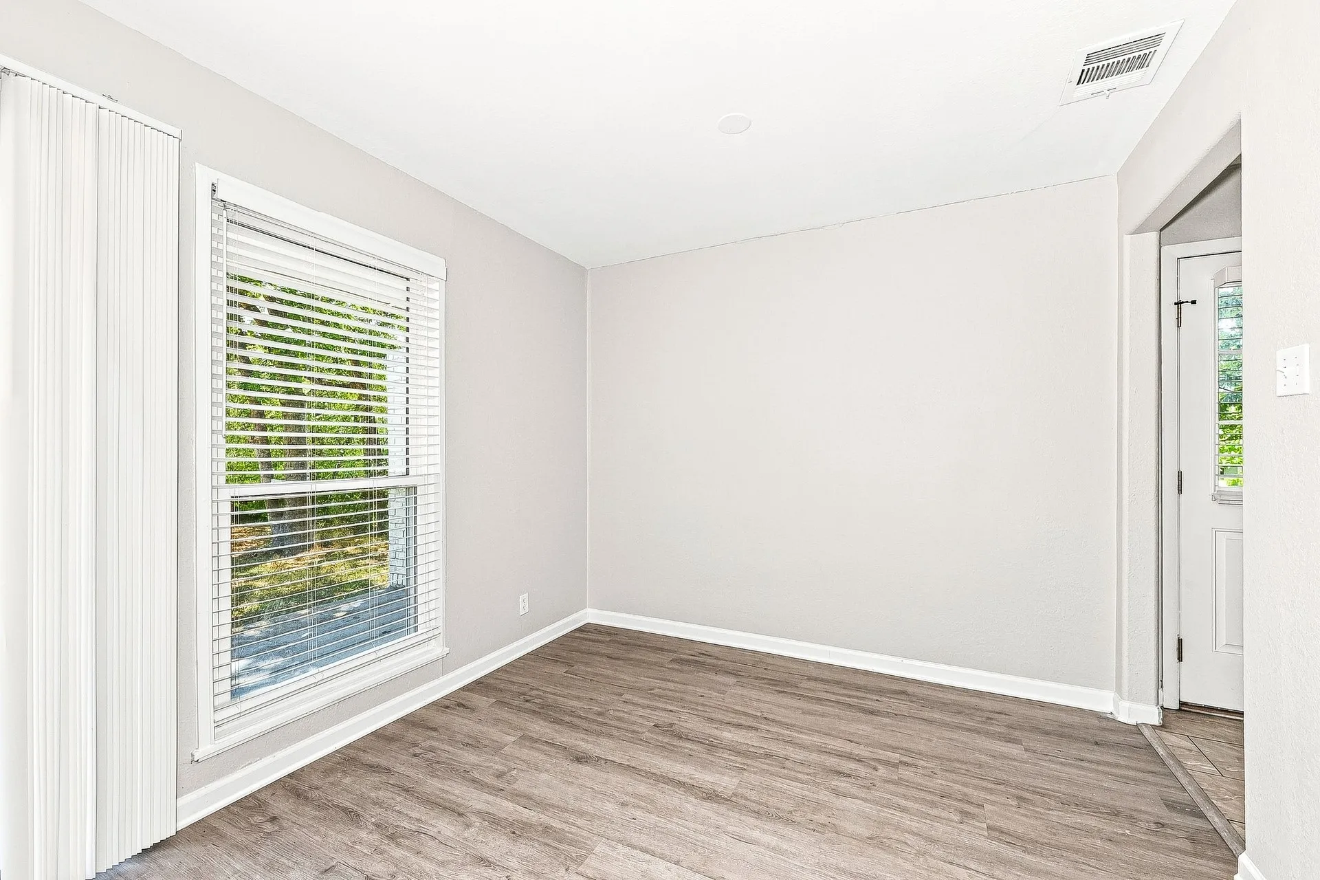 Single Family Residence For Rent in Tarrant County , 5233 Trail Lake Drive, Fort Worth, Texas 76133, 3 Bedroom, 2 Bathroom, Garage spaces, 1,918 Sqft, built in 1955, mls#21373106, Real Estate Agent in Fort Worth, Homes For Rent in Tarrant county, Homes For Rent in Fort Worth, Realtor in Fort Worth Texas, Real Estate Brokerage Independent Realty Texas, Luminita Cordes Realtor