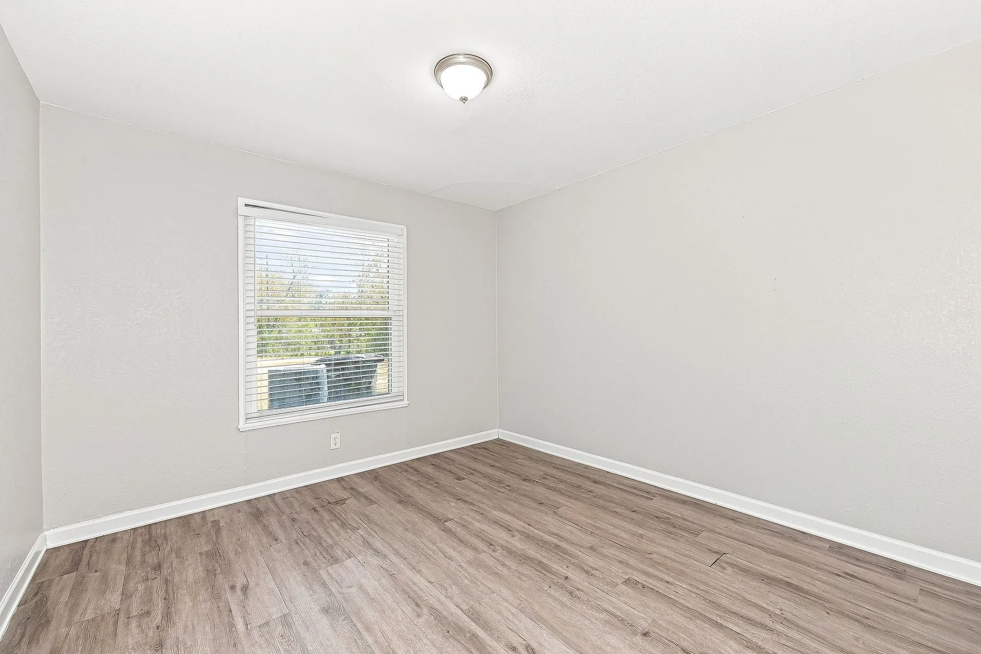 Single Family Residence For Rent in Tarrant County , 5233 Trail Lake Drive, Fort Worth, Texas 76133, 3 Bedroom, 2 Bathroom, Garage spaces, 1,918 Sqft, built in 1955, mls#21373106, Real Estate Agent in Fort Worth, Homes For Rent in Tarrant county, Homes For Rent in Fort Worth, Realtor in Fort Worth Texas, Real Estate Brokerage Independent Realty Texas, Luminita Cordes Realtor