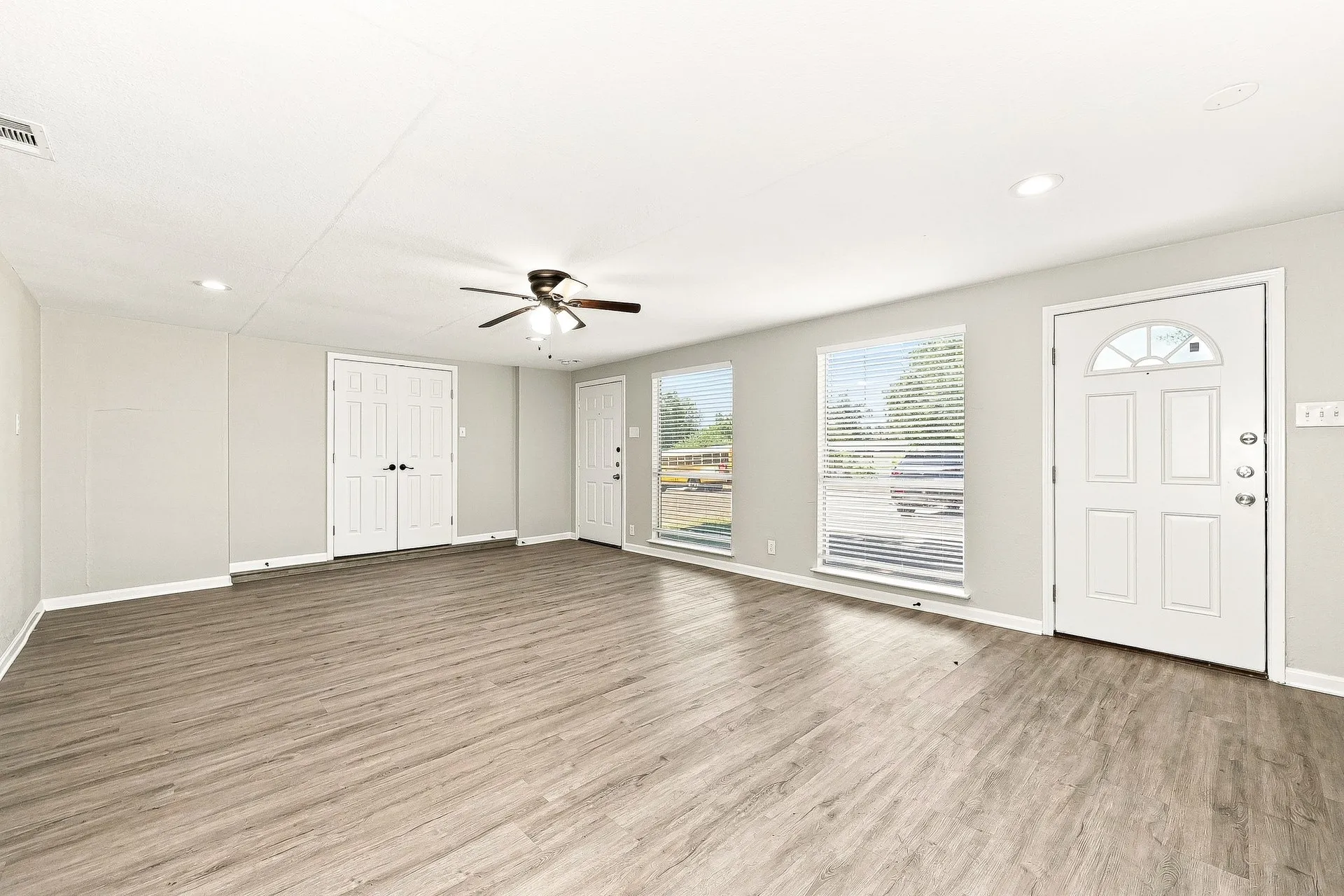 Single Family Residence For Rent in Tarrant County , 5233 Trail Lake Drive, Fort Worth, Texas 76133, 3 Bedroom, 2 Bathroom, Garage spaces, 1,918 Sqft, built in 1955, mls#21373106, Real Estate Agent in Fort Worth, Homes For Rent in Tarrant county, Homes For Rent in Fort Worth, Realtor in Fort Worth Texas, Real Estate Brokerage Independent Realty Texas, Luminita Cordes Realtor