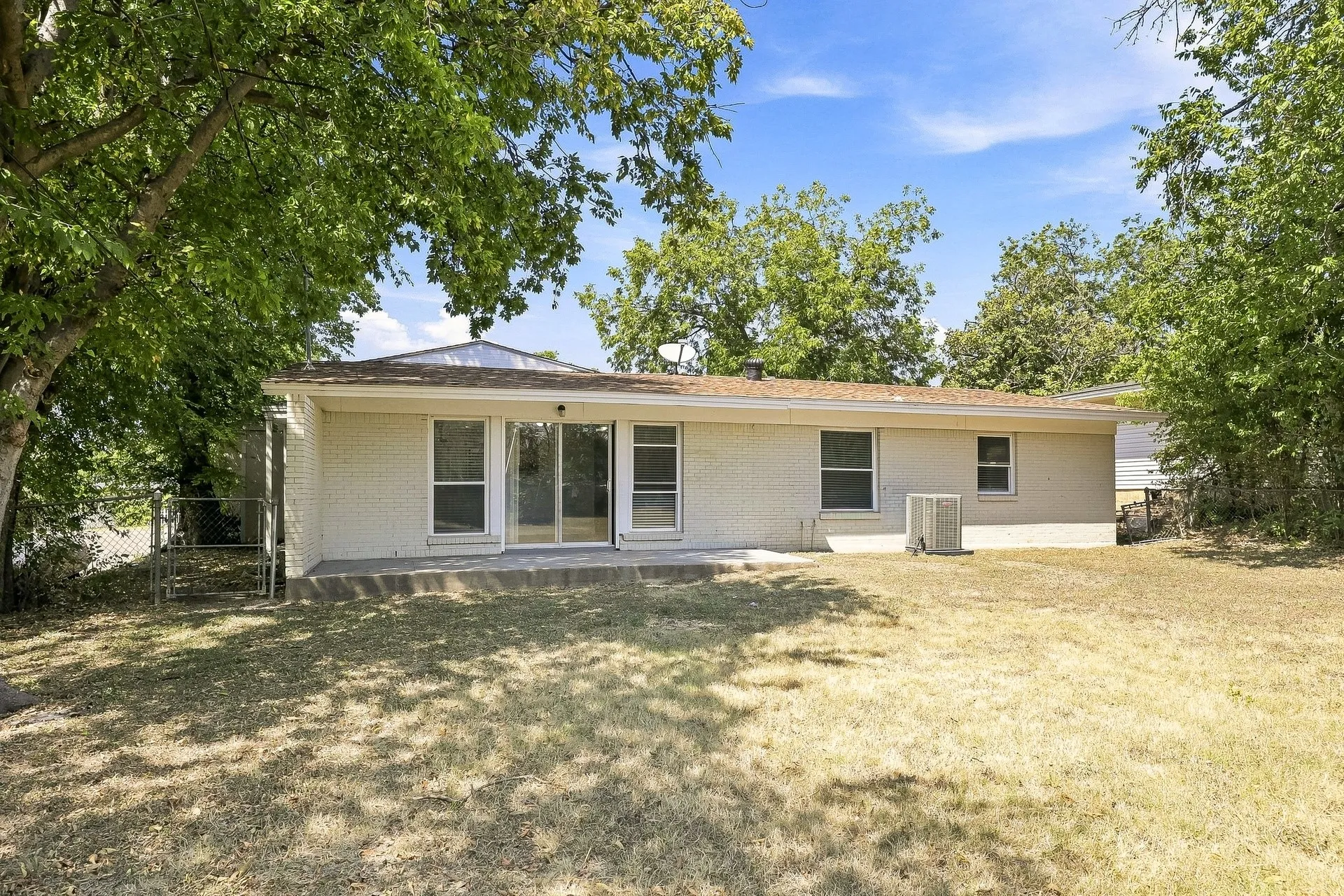 Single Family Residence For Rent in Tarrant County , 5233 Trail Lake Drive, Fort Worth, Texas 76133, 3 Bedroom, 2 Bathroom, Garage spaces, 1,918 Sqft, built in 1955, mls#21373106, Real Estate Agent in Fort Worth, Homes For Rent in Tarrant county, Homes For Rent in Fort Worth, Realtor in Fort Worth Texas, Real Estate Brokerage Independent Realty Texas, Luminita Cordes Realtor