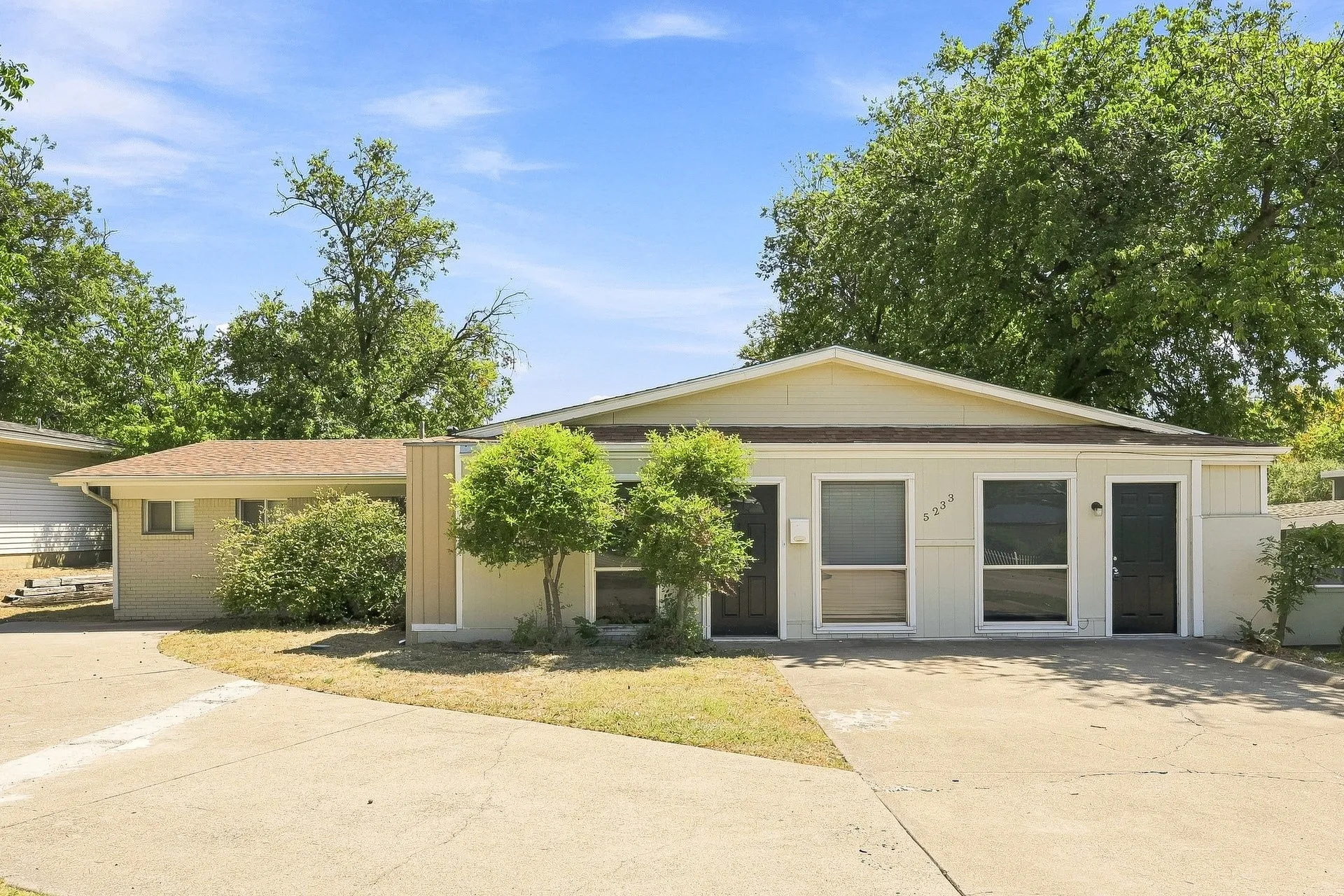 Single Family Residence For Rent in Tarrant County , 5233 Trail Lake Drive, Fort Worth, Texas 76133, 3 Bedroom, 2 Bathroom, Garage spaces, 1,918 Sqft, built in 1955, mls#21373106, Real Estate Agent in Fort Worth, Homes For Rent in Tarrant county, Homes For Rent in Fort Worth, Realtor in Fort Worth Texas, Real Estate Brokerage Independent Realty Texas, Luminita Cordes Realtor